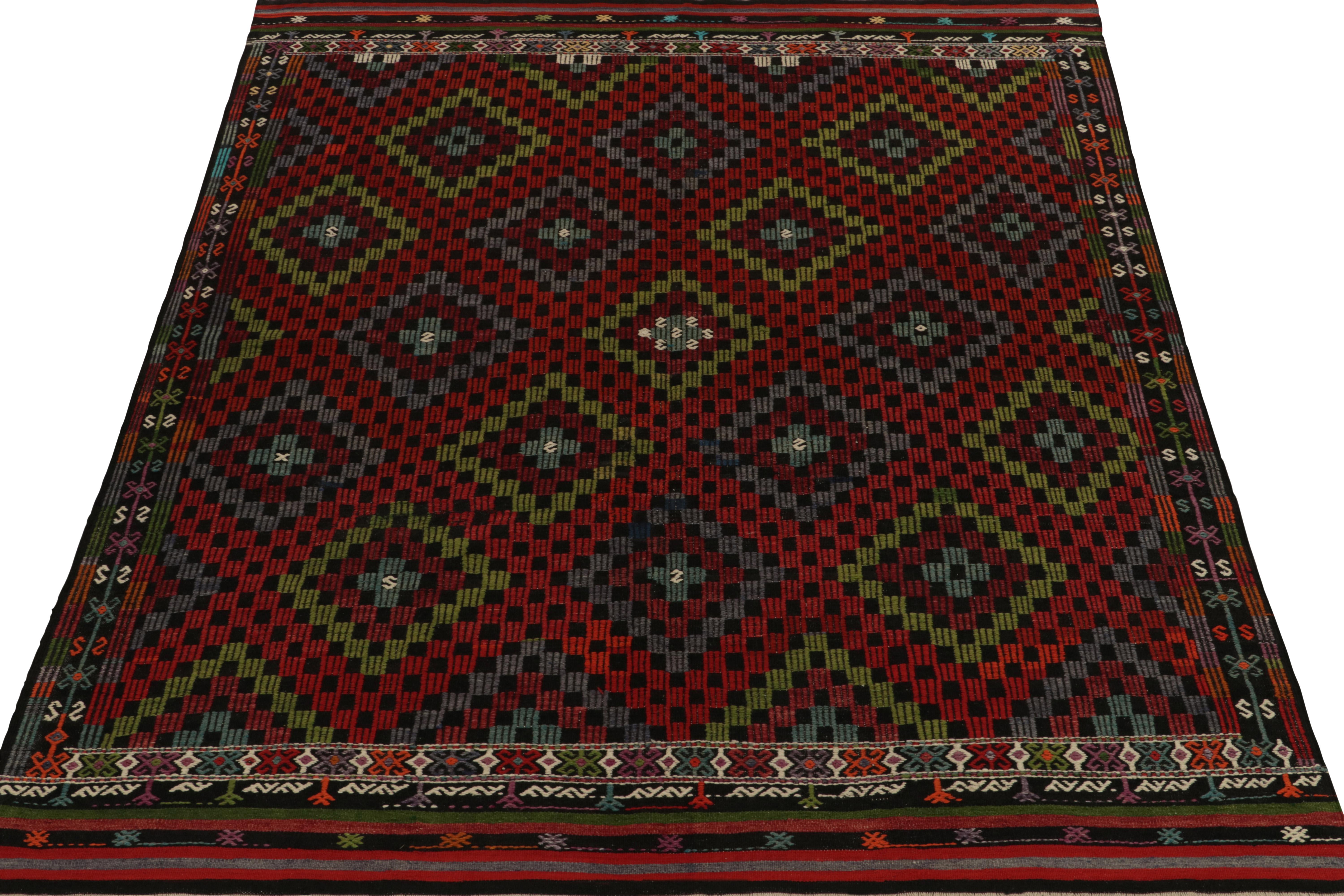 Issu du célèbre style kurde, ce tapis kilim vintage 7x9 Cecim évoque une nouvelle curation vibrante parmi nos classiques. Ce tissage plat vintage du milieu du siècle en provenance de Turquie présente un motif de diamants brodés alternant des tons de