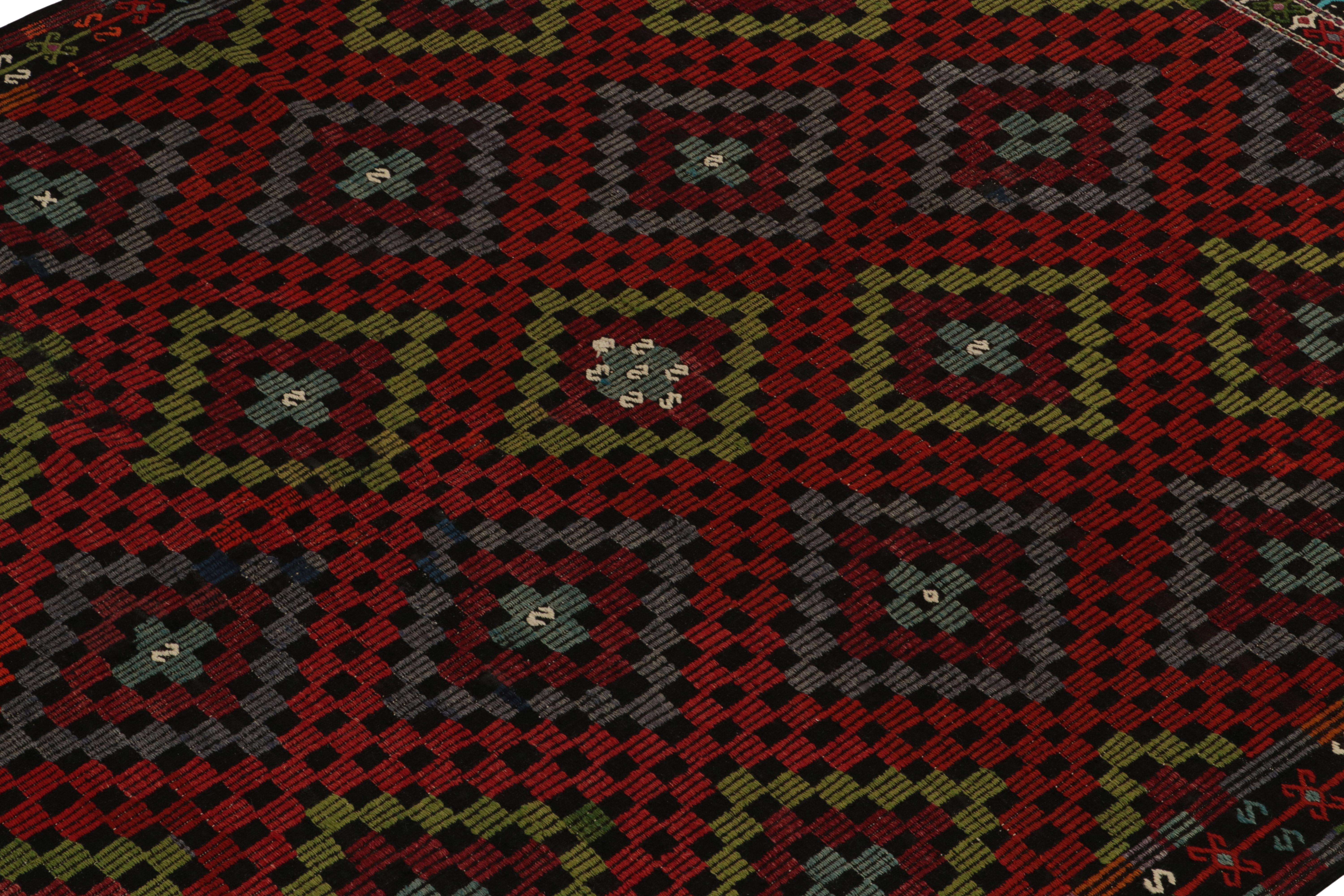 Turc Tapis Kilim tribal Cecim vintage à motif de diamants rouges, bleus et verts par Rug & Kilim en vente
