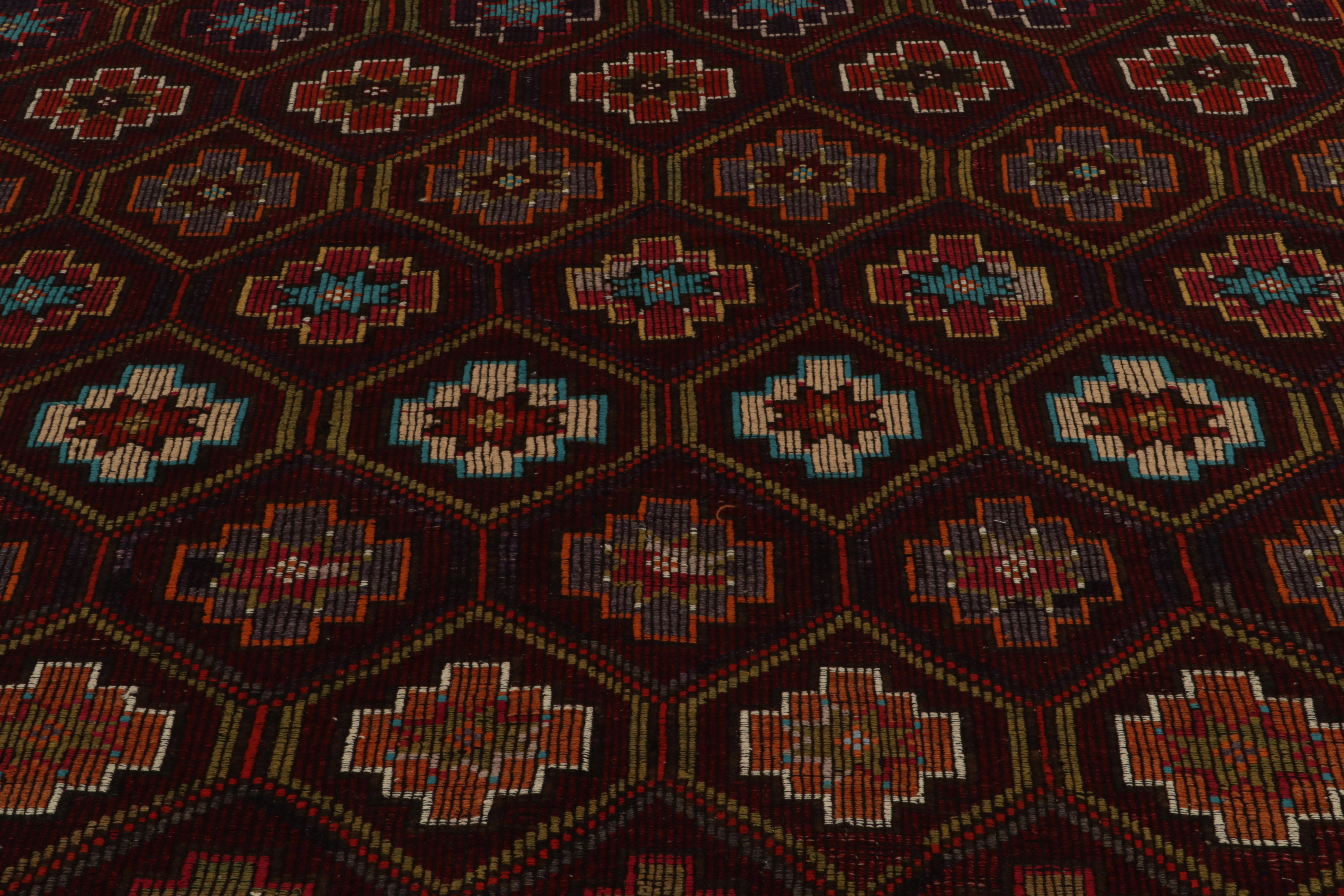 Noué à la main Tapis Kilim tribal Cecim rouge, motif géométrique multicolore en vente
