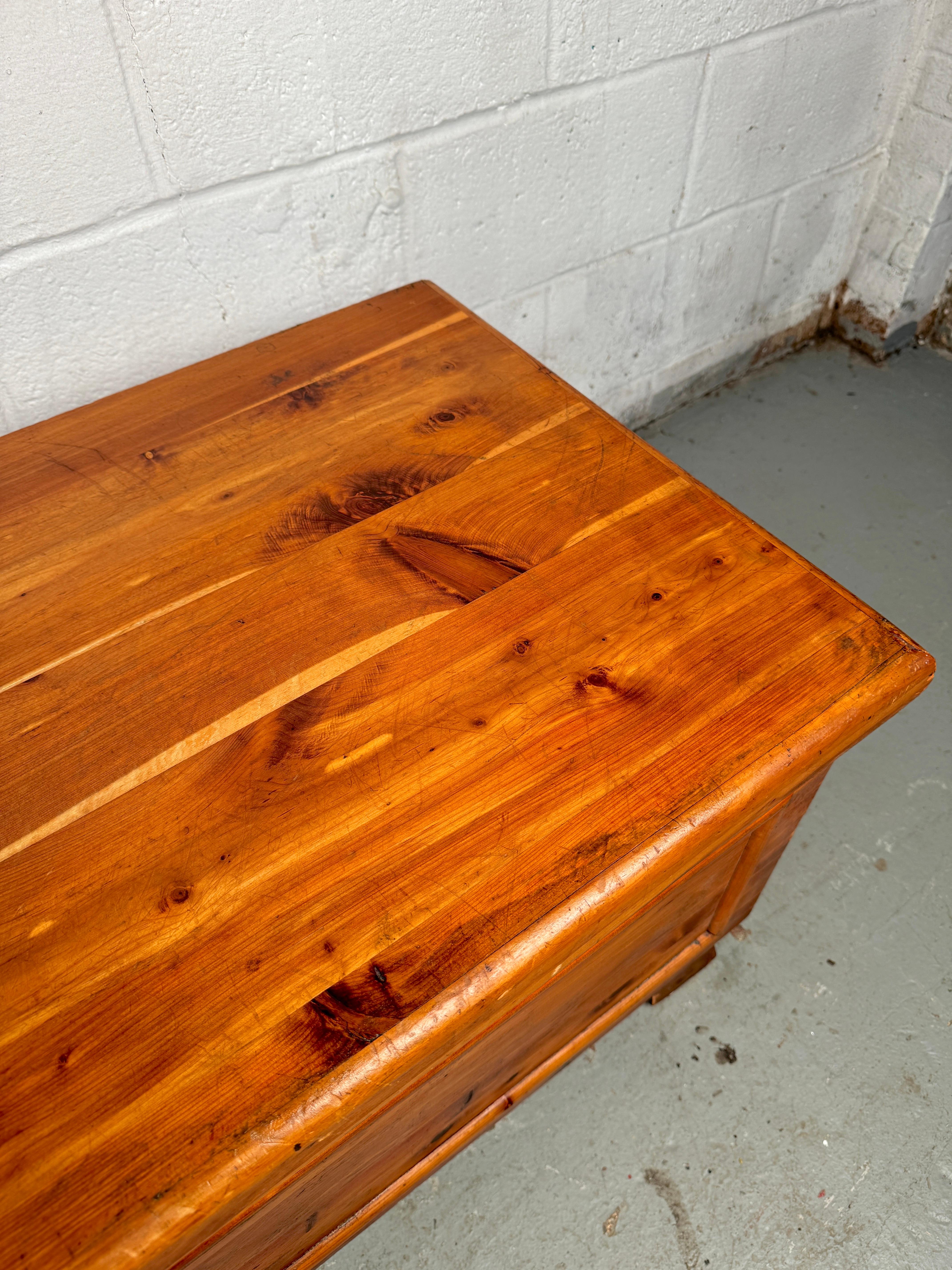 Vintage-Kommode aus Zedernholz von Lane Furniture im Angebot 5