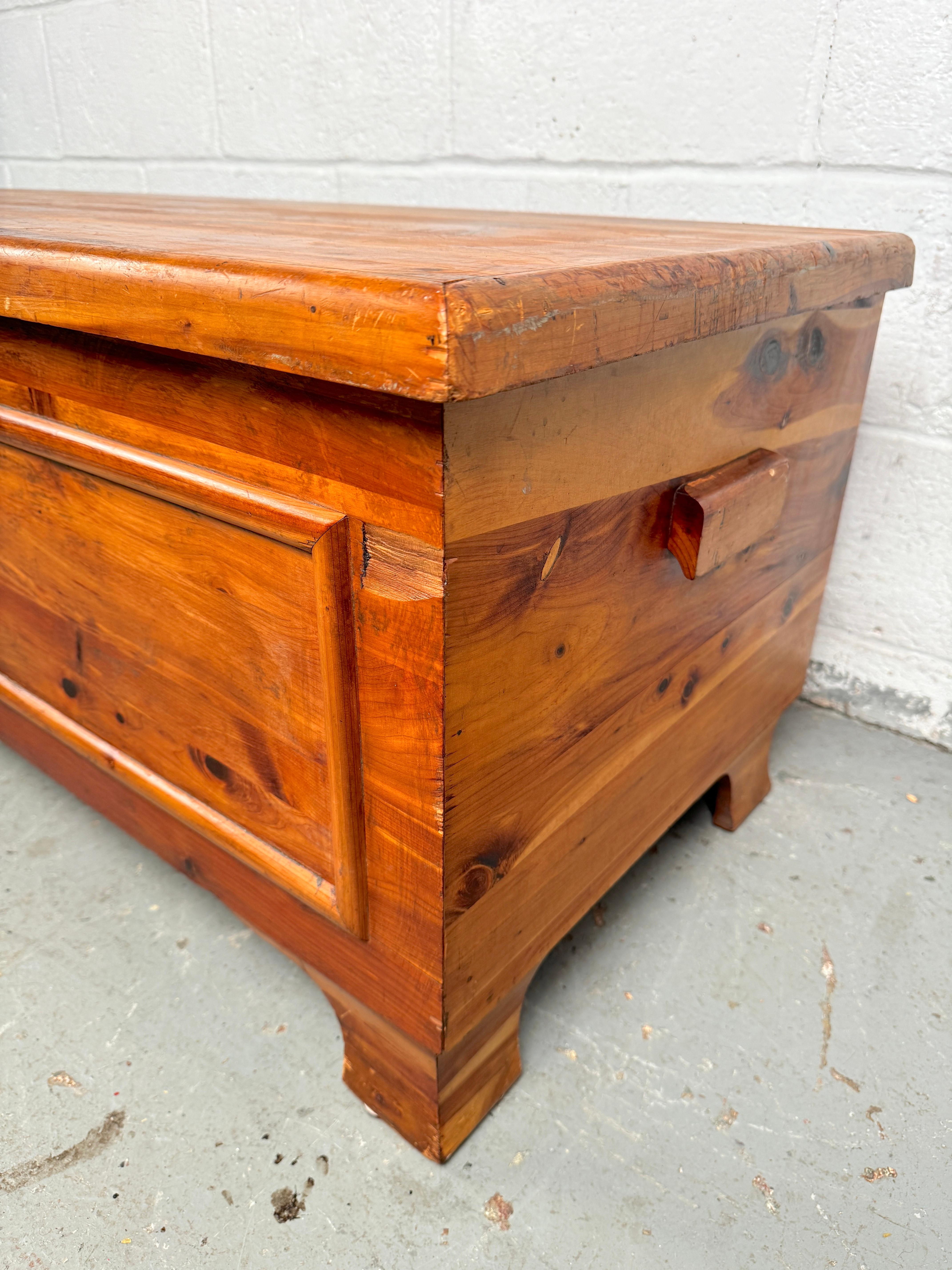 Vintage-Kommode aus Zedernholz von Lane Furniture im Angebot 6