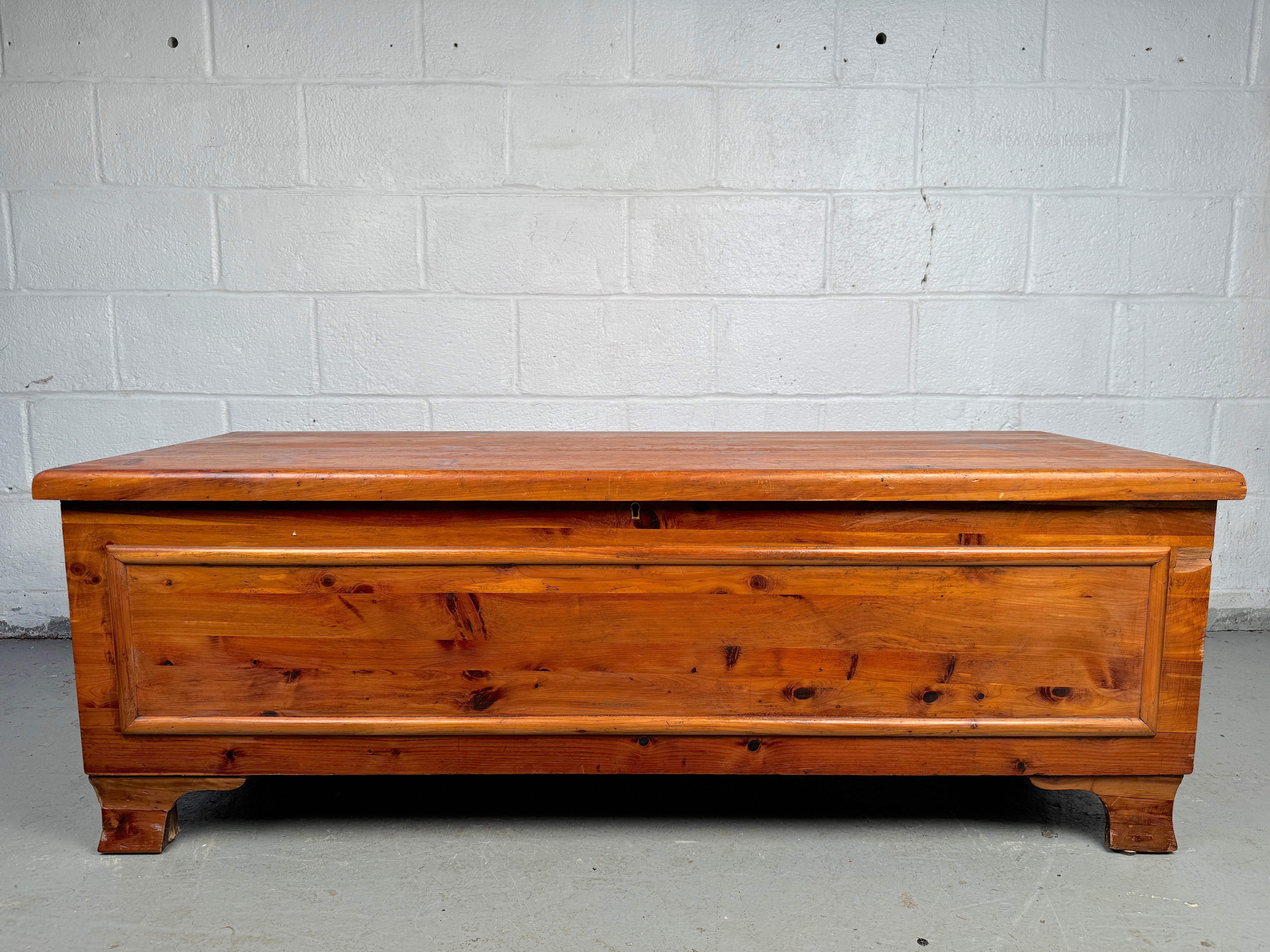 Mit der All Cedar Lane's Vintage Chest verleihen Sie Ihrem Raum einen Hauch von Vintage-Charme und natürlicher Eleganz. Diese aus schönem Zedernholz gefertigte Truhe verbindet klassisches Design mit funktionaler Aufbewahrung und ist damit die