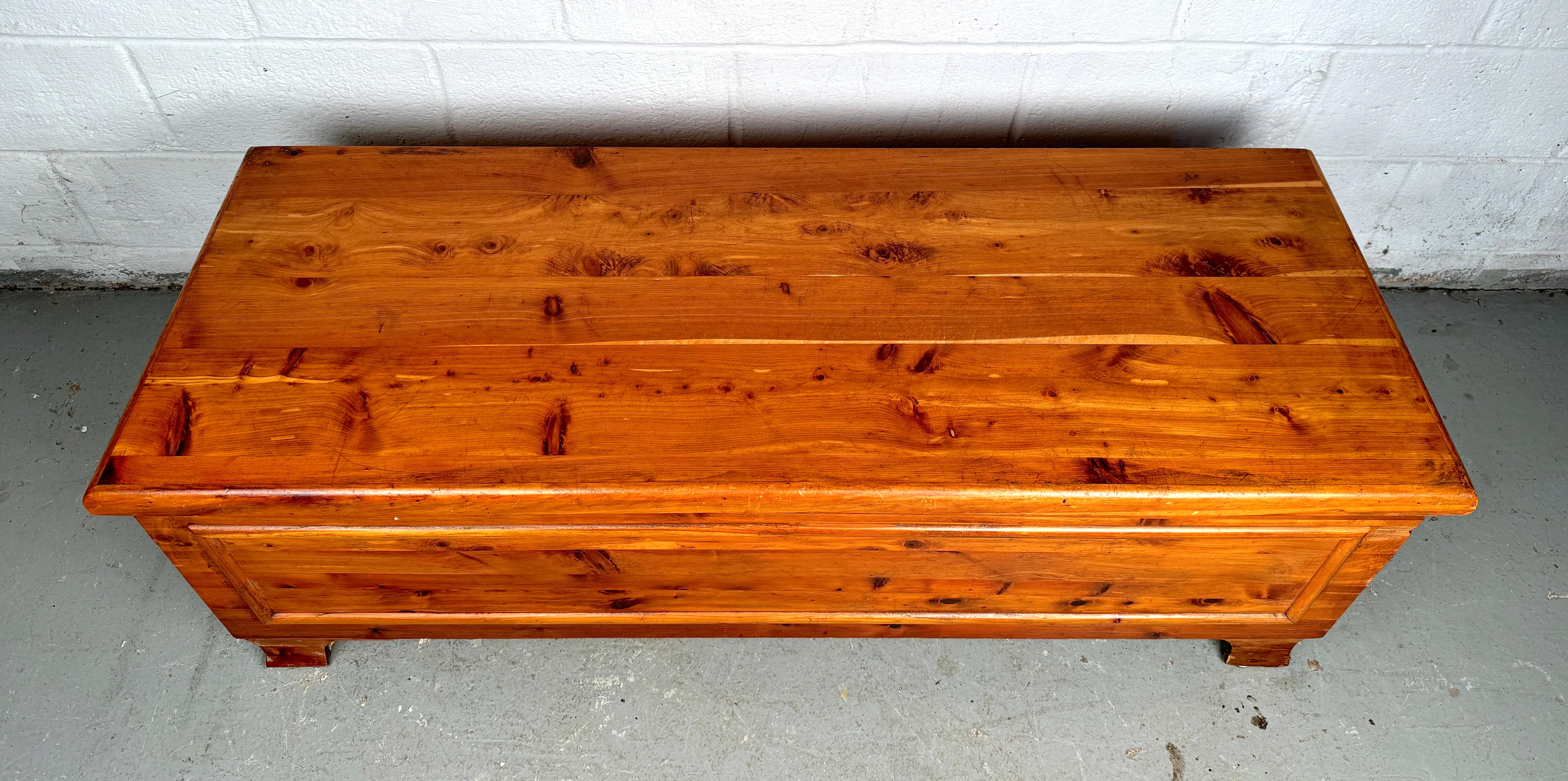 Vintage-Kommode aus Zedernholz von Lane Furniture im Zustand „Gut“ im Angebot in Brooklyn, NY