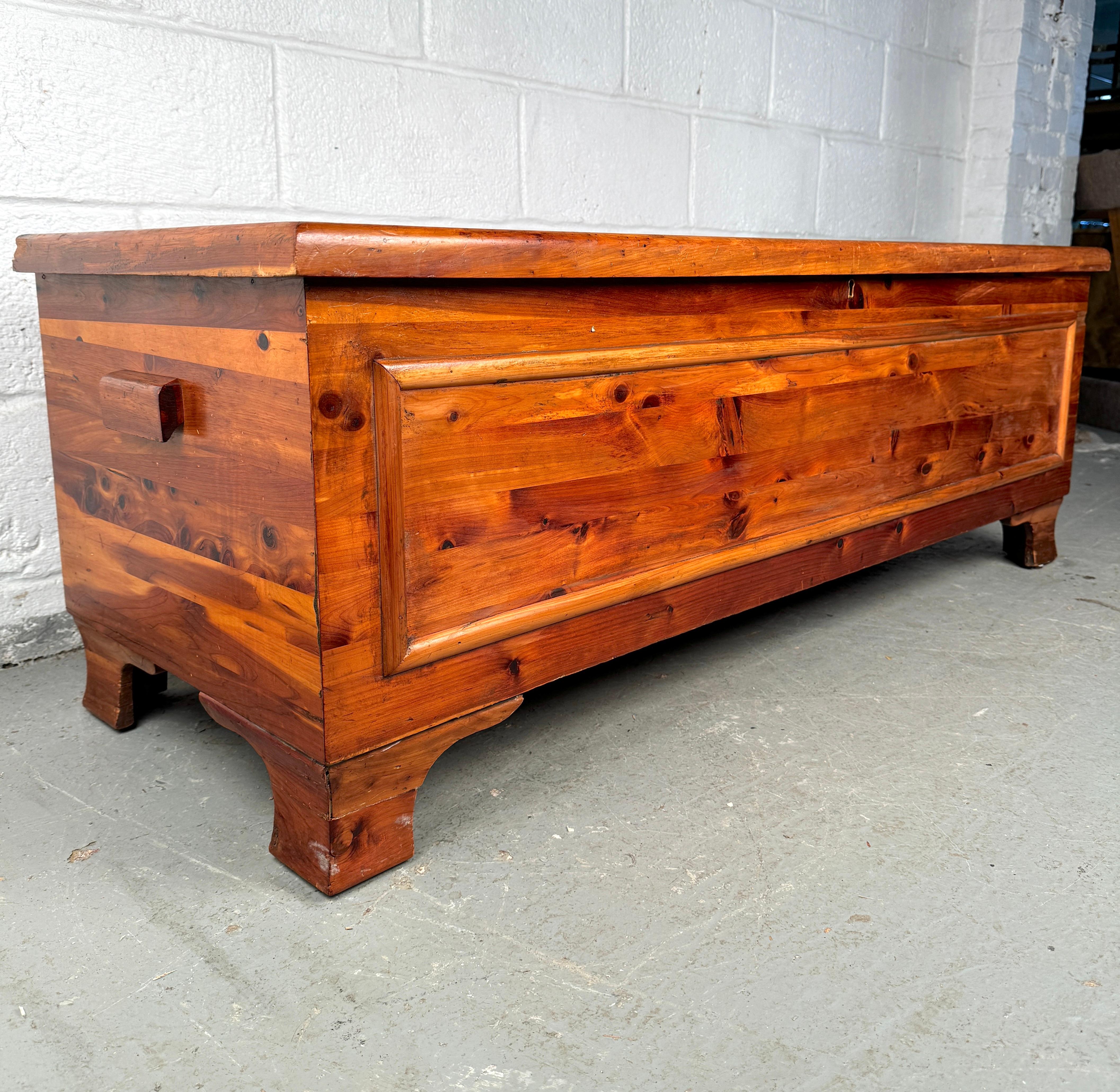 Vintage-Kommode aus Zedernholz von Lane Furniture (20. Jahrhundert) im Angebot
