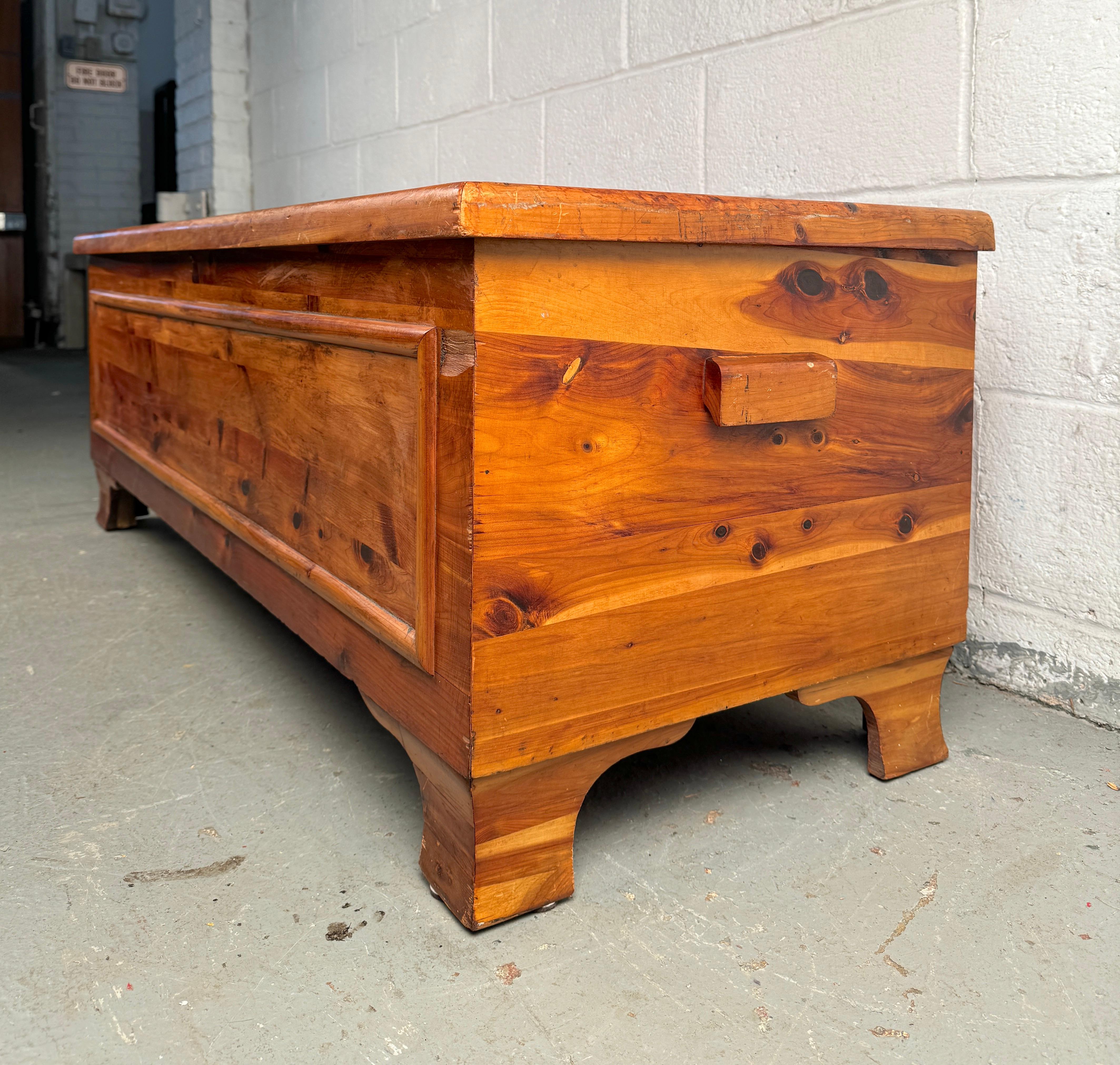 Vintage-Kommode aus Zedernholz von Lane Furniture im Angebot 1