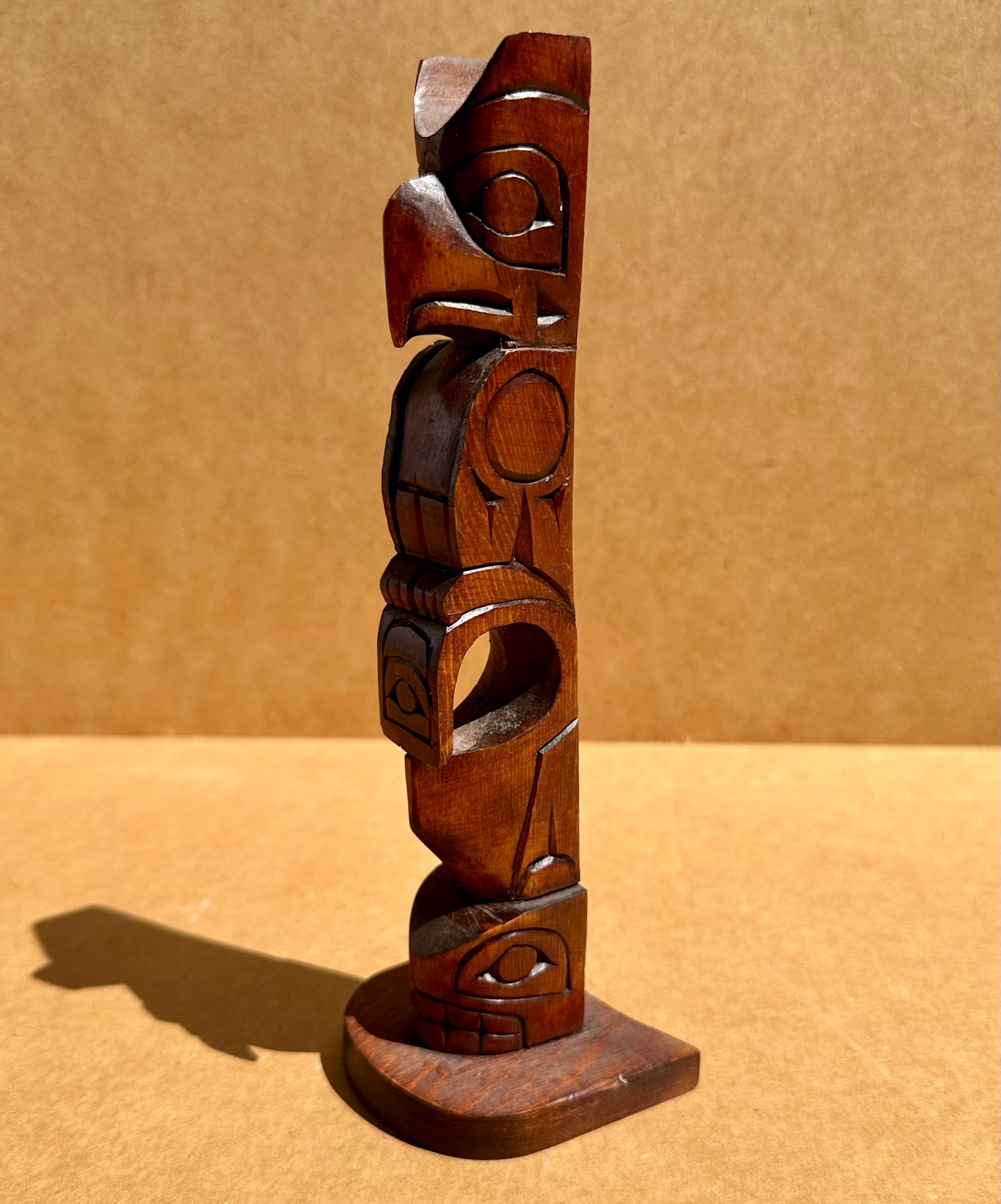 Vintage Wooden Totem Kwakiutl Eagle Zedernholz.     

Anfang des 20. Jahrhunderts handgeschnitztes Zedernholz-Totem eines Kwakiutl-Adlers. Es wurde von einem indigenen Künstler der Kwakiutl-Nation an der pazifischen Nordwestküste geschaffen. Es