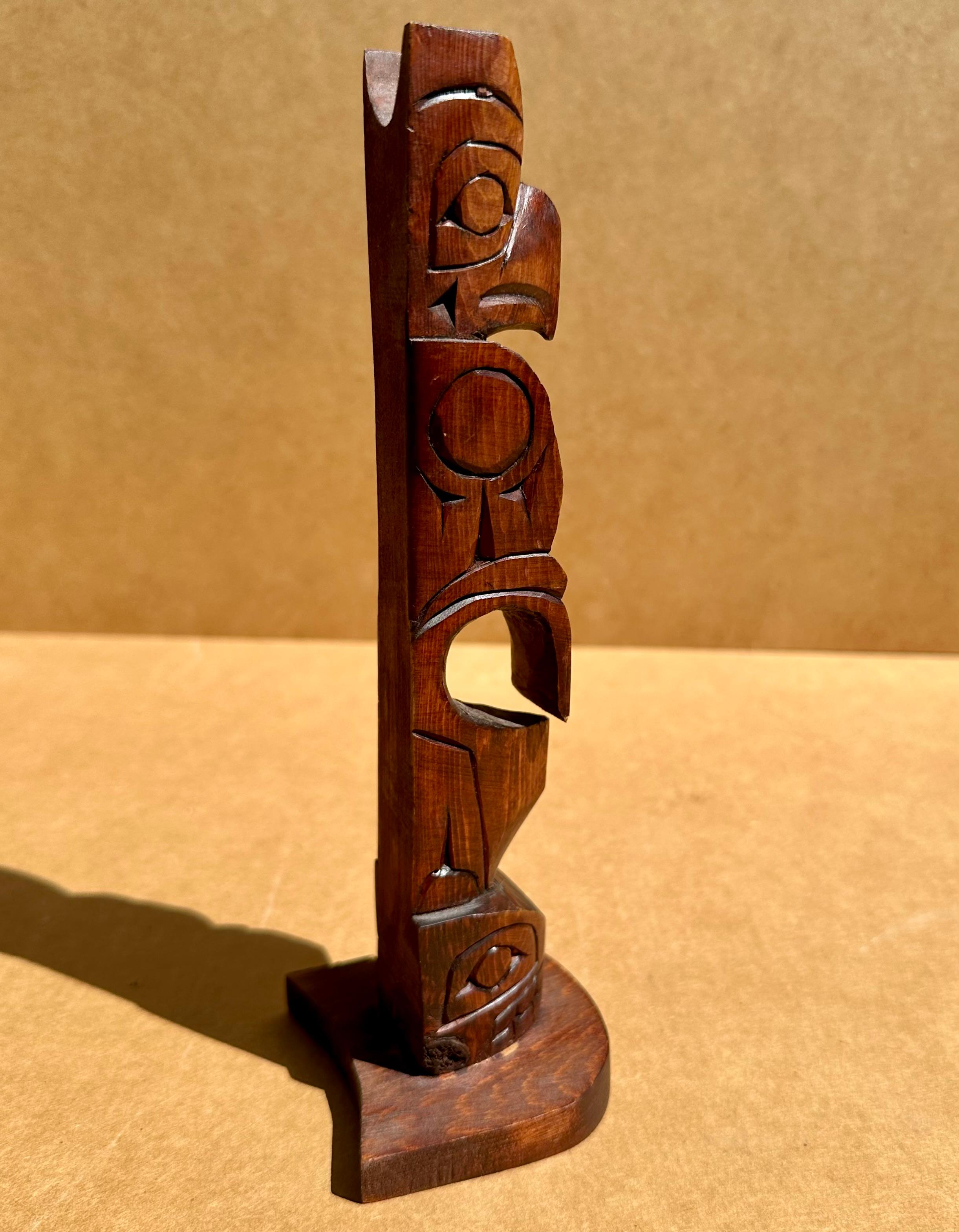 Vintage Cedar Wood Totem Kwakiutl Eagle. (Stammeskunst) im Angebot