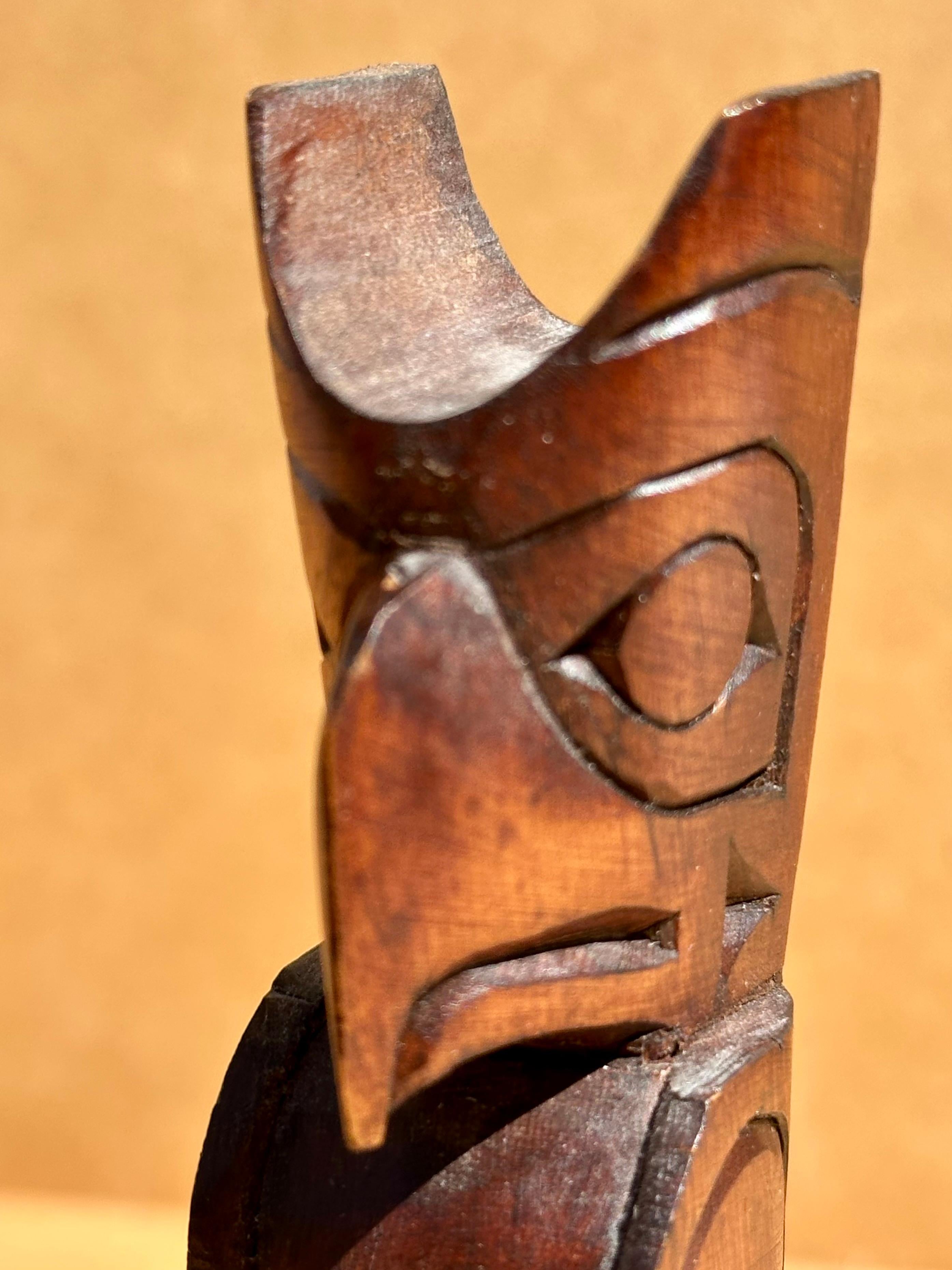 Vintage Cedar Wood Totem Kwakiutl Eagle. (amerikanisch) im Angebot