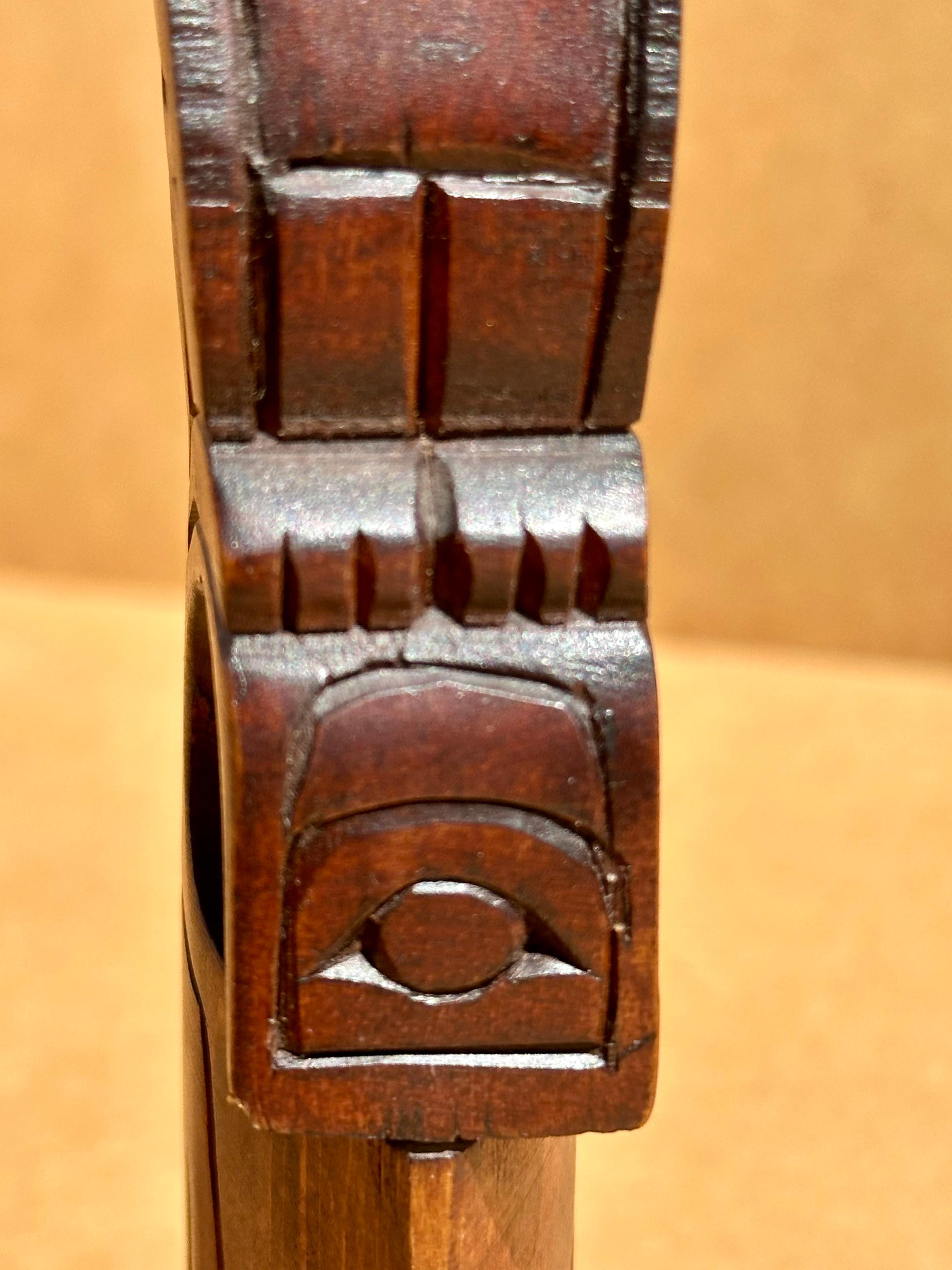 Vintage Cedar Wood Totem Kwakiutl Eagle. (Handgeschnitzt) im Angebot