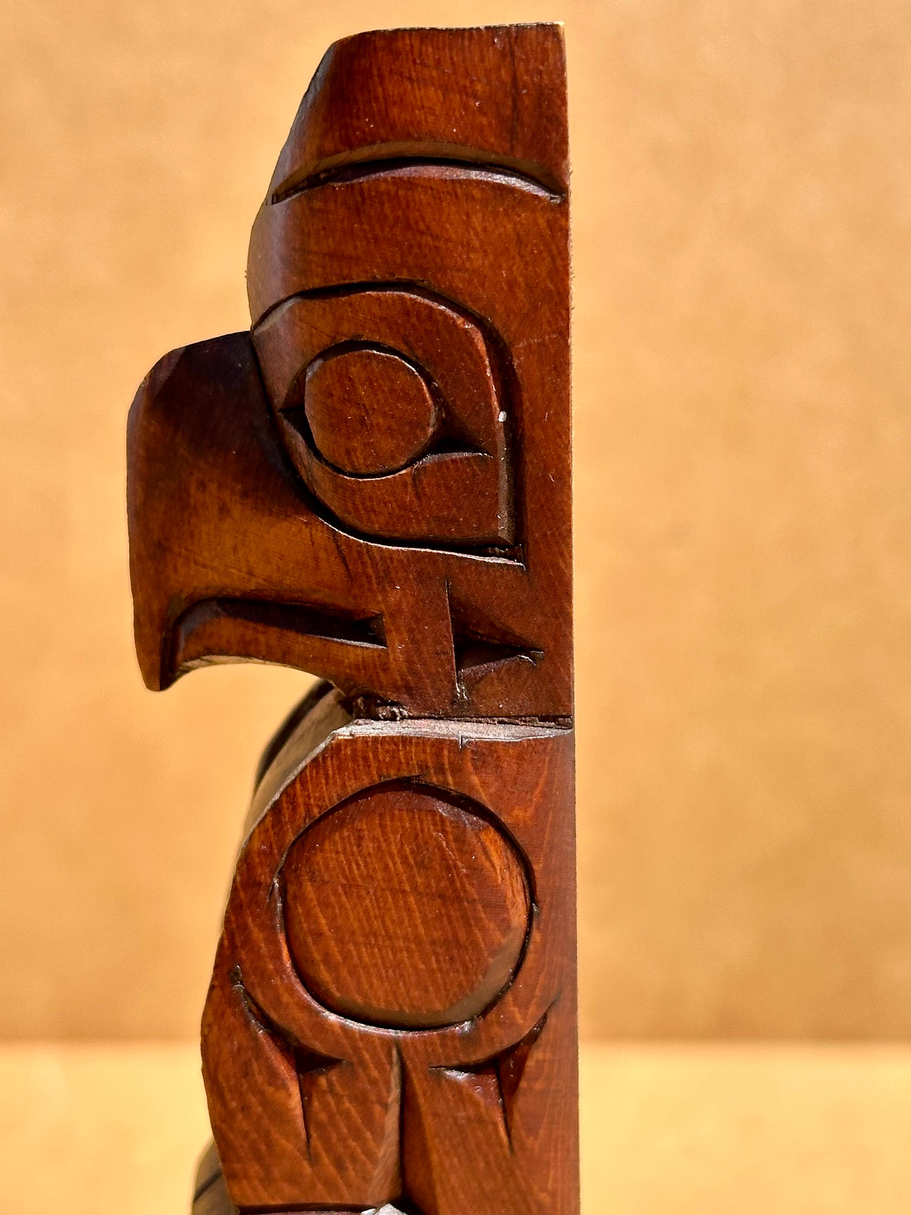 Vintage Cedar Wood Totem Kwakiutl Eagle. (20. Jahrhundert) im Angebot