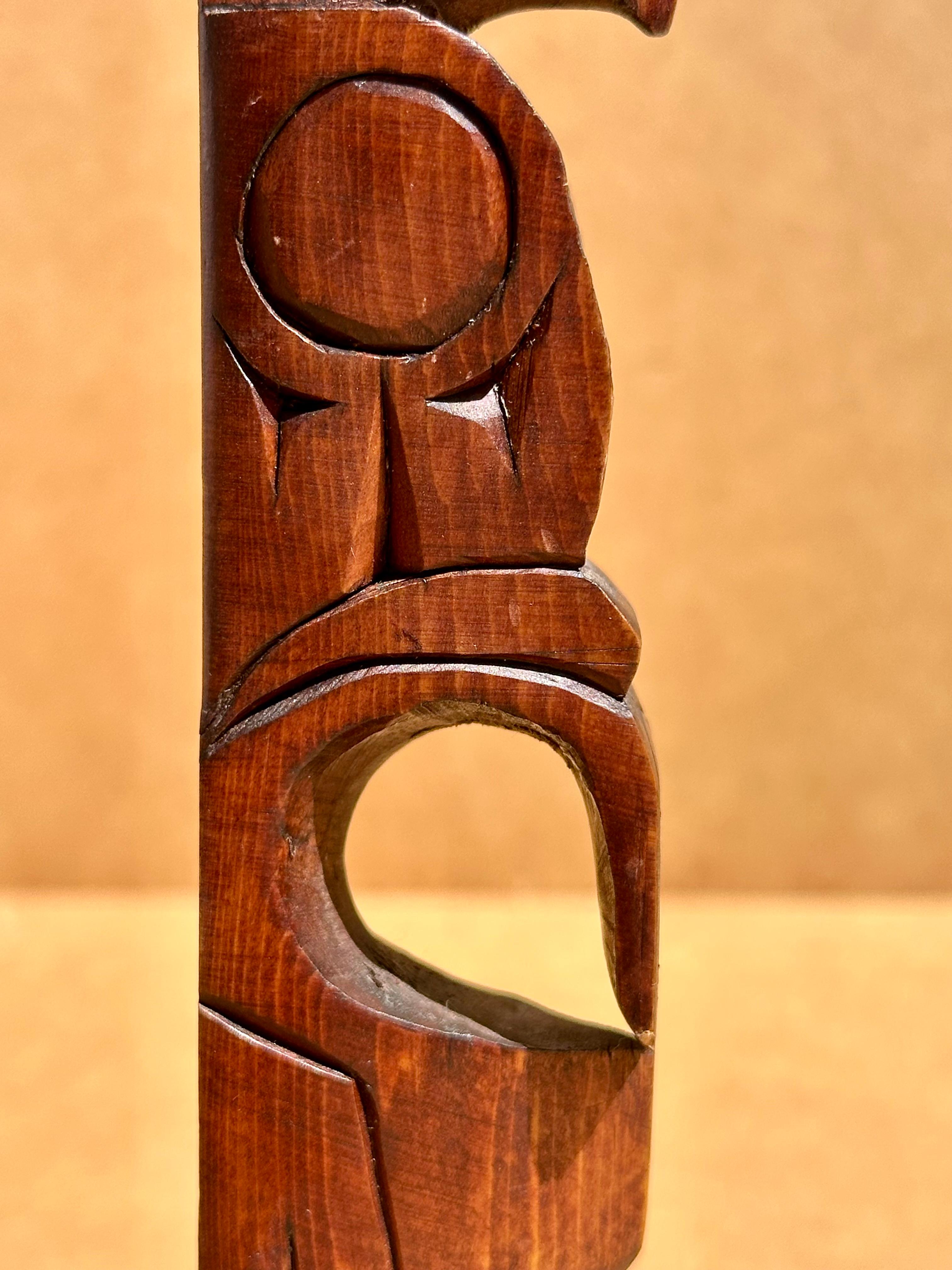 Vintage Cedar Wood Totem Kwakiutl Eagle. (Zedernholz) im Angebot