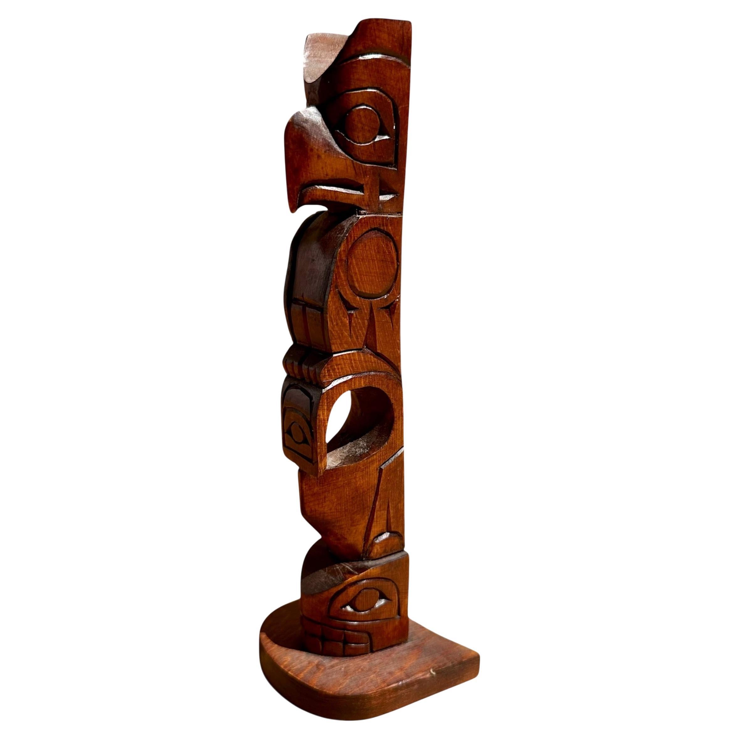 Totem in legno di cedro vintage dell'aquila Kwakiutl.