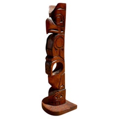 Totem in legno di cedro vintage dell'aquila Kwakiutl.