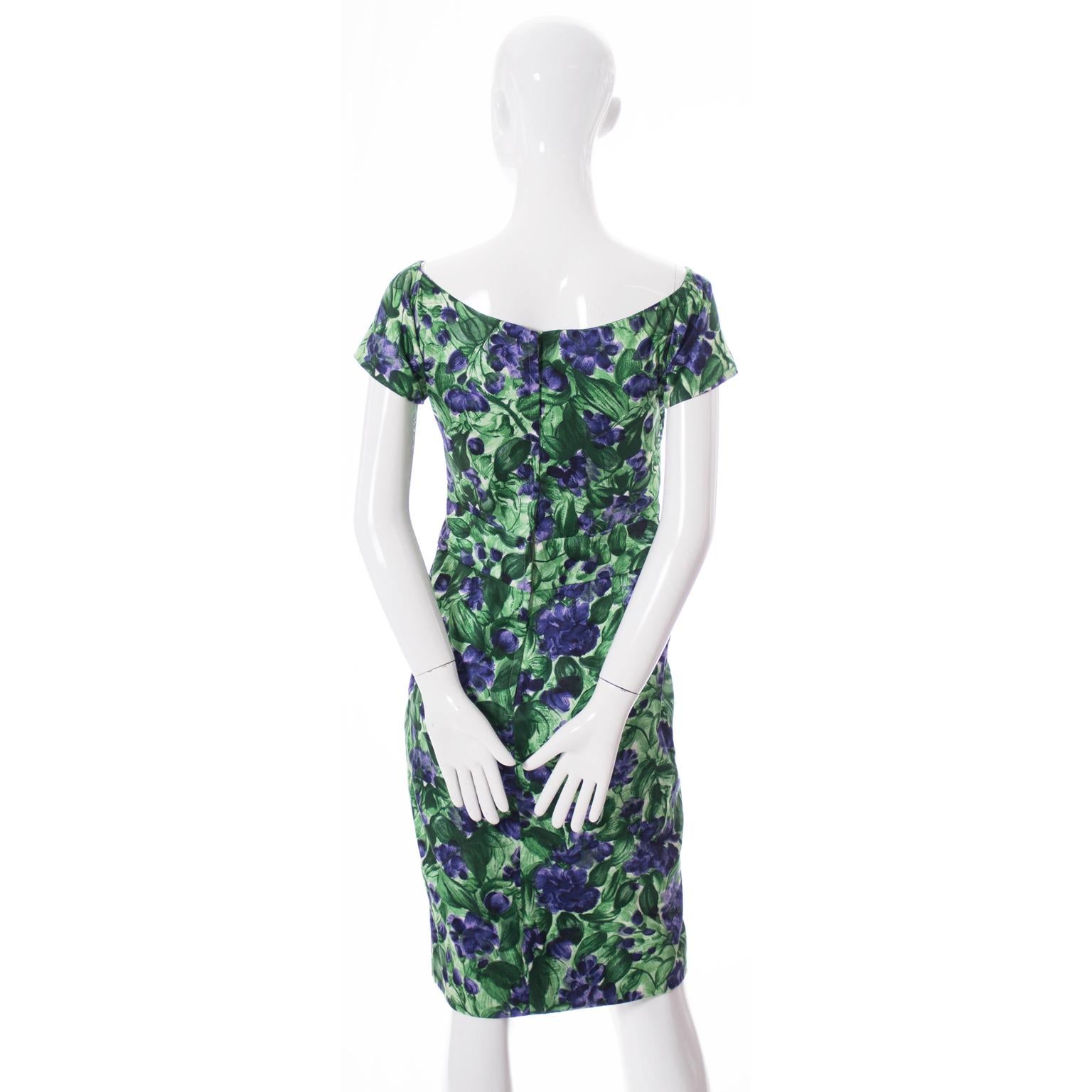 Vintage Ceil Chapman 1950s Vestido floral púrpura y verde con fruncido en Excelente estado para la venta en Portland, OR