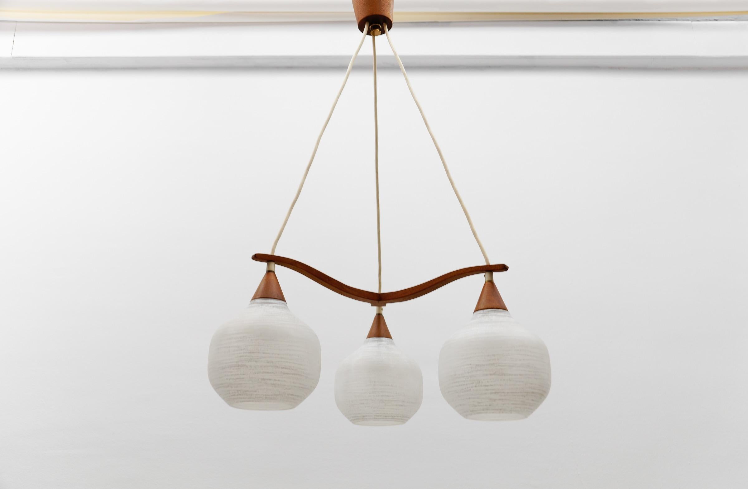 Tre prese E27. Funziona con 220V e 110V.

Le nostre lampade sono controllate, pulite e adatte all'uso negli Stati Uniti.

Le lampadine non sono incluse.

È possibile installare questo dispositivo in tutti i paesi (USA, Australia, Asia, Gran
