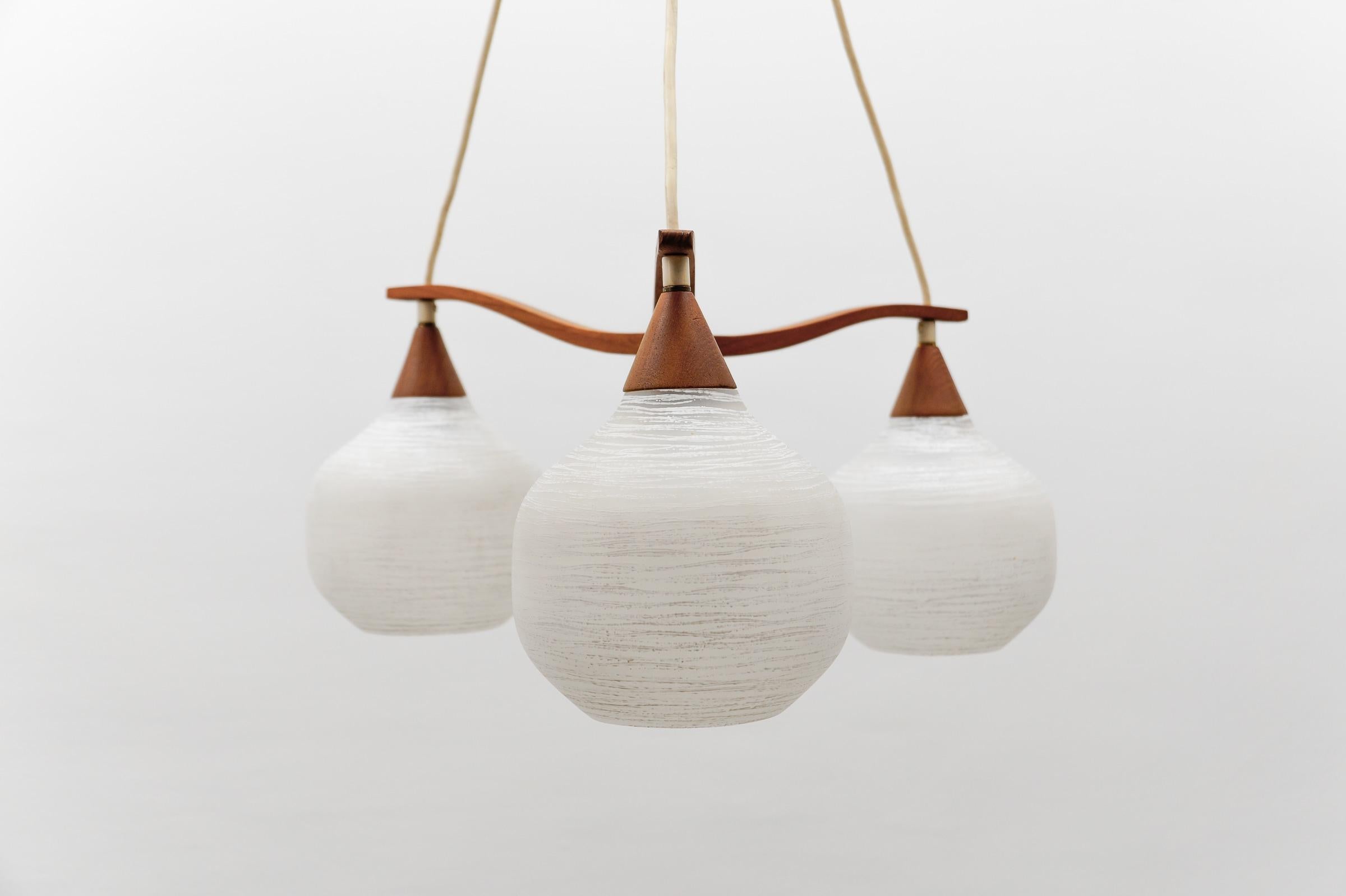 Metà XX secolo Lampada da soffitto vintage di Uno & Östen Kristiansson per Luxus, Svezia anni '50 in vendita