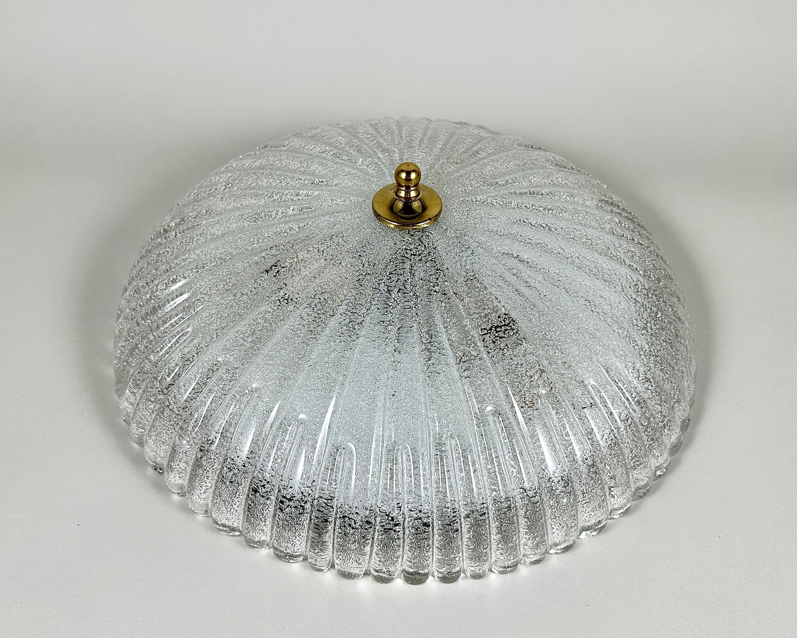 Une magnifique lampe en verre glacé de l'époque passée qui peut être accrochée au mur ou au plafond.

La lampe est composée d'un verre de cristal de glace nervuré, d'un décor de rosette surmonté d'une épingle en laiton, d'un verre nervuré et d'un