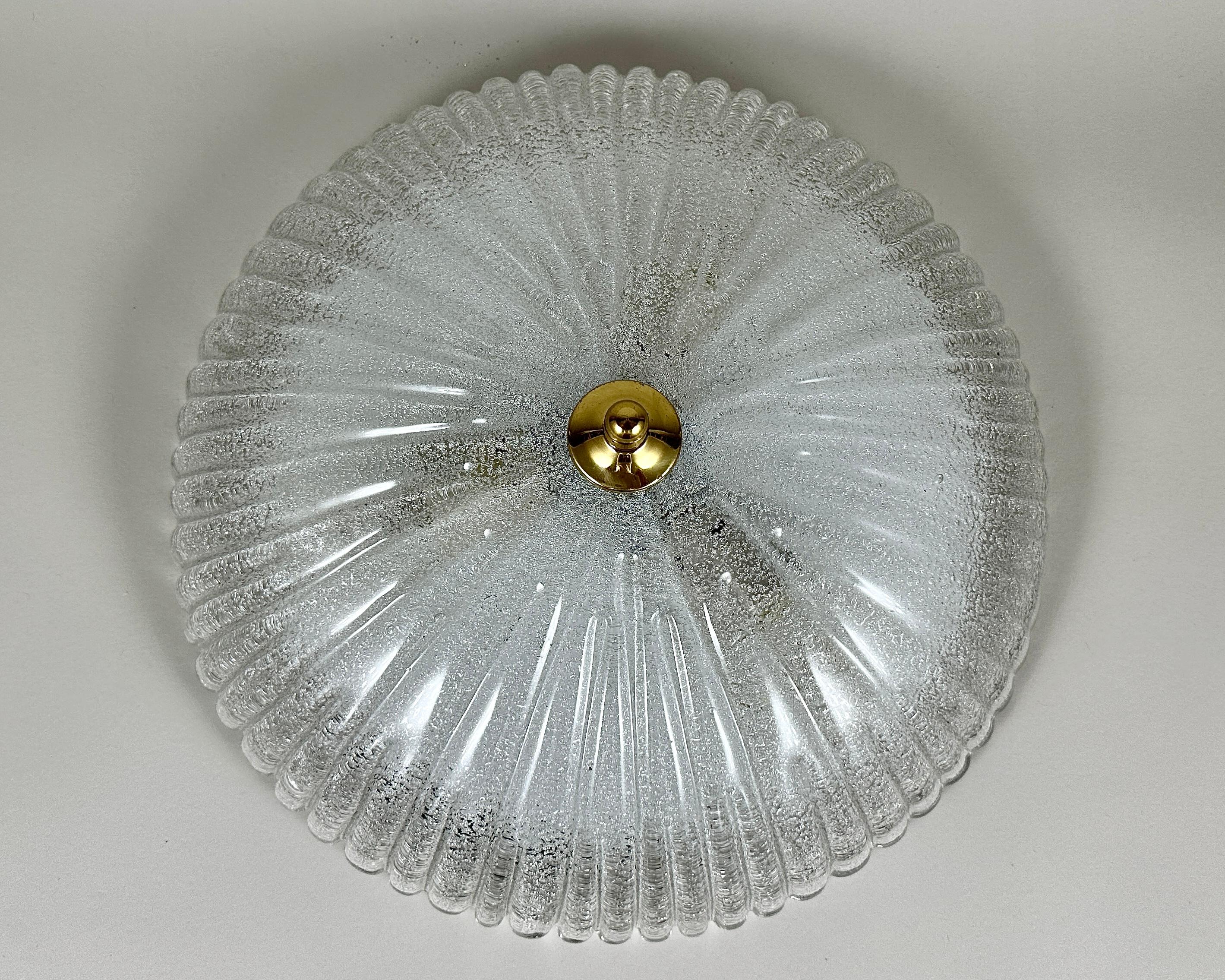 Mid-Century Modern Plafonnier vintage en verre à montage affleurant avec broche en laiton en vente