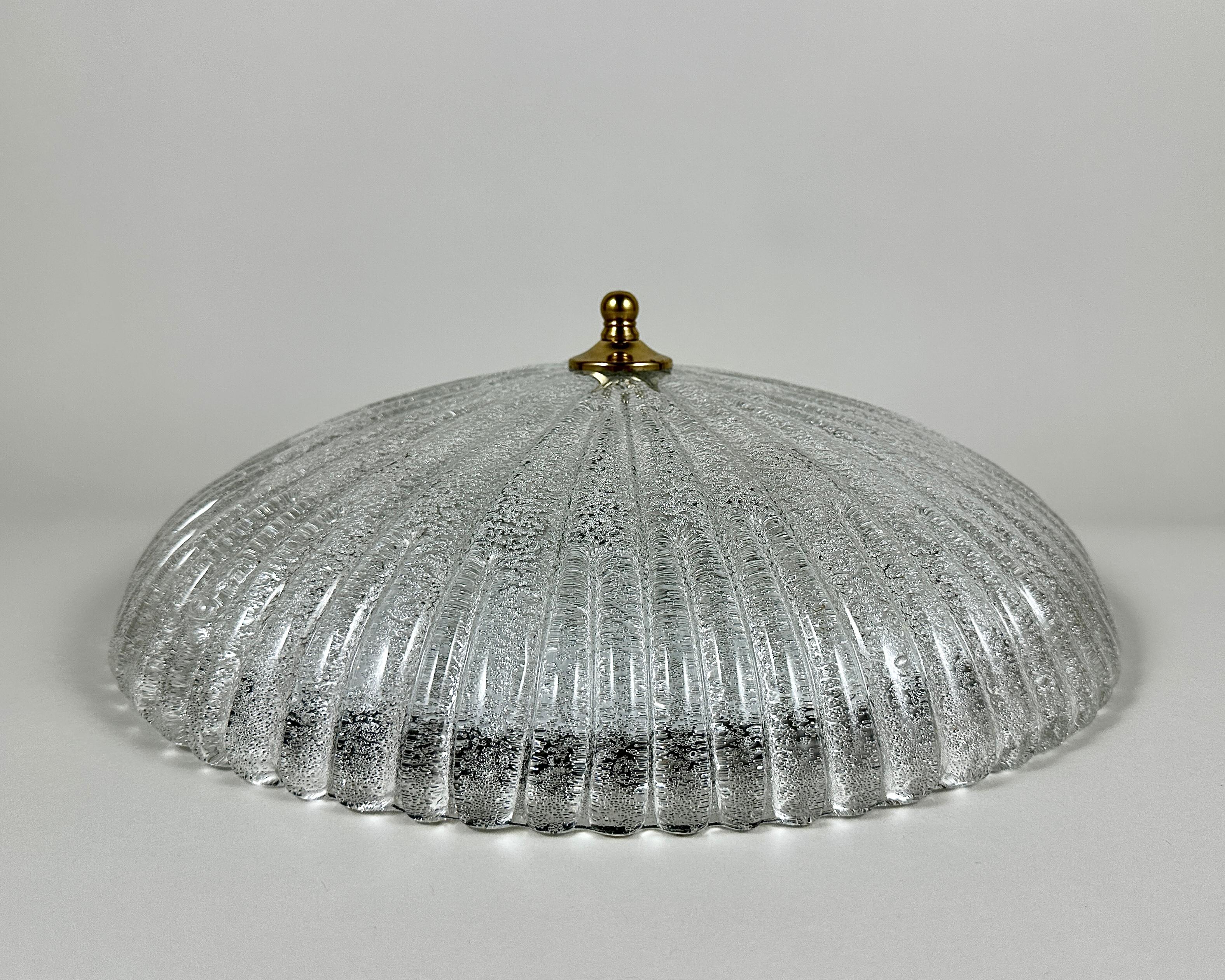 Plafonnier vintage en verre à montage affleurant avec broche en laiton Excellent état - En vente à Bastogne, BE