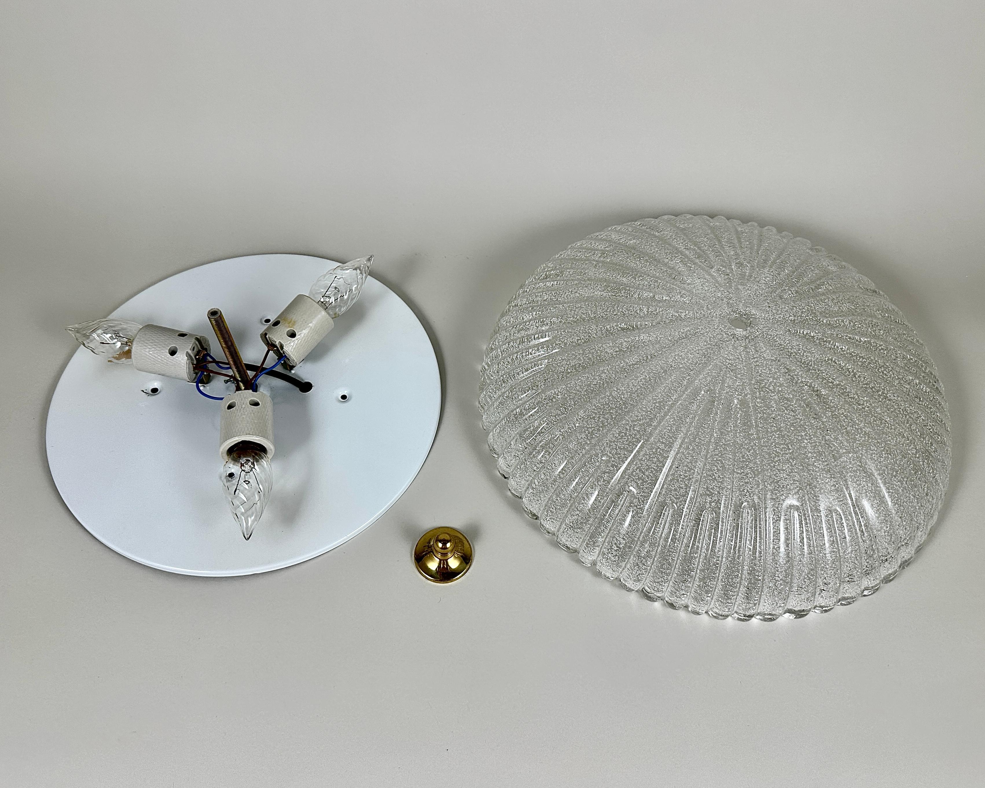 Fin du 20e siècle Plafonnier vintage en verre à montage affleurant avec broche en laiton en vente
