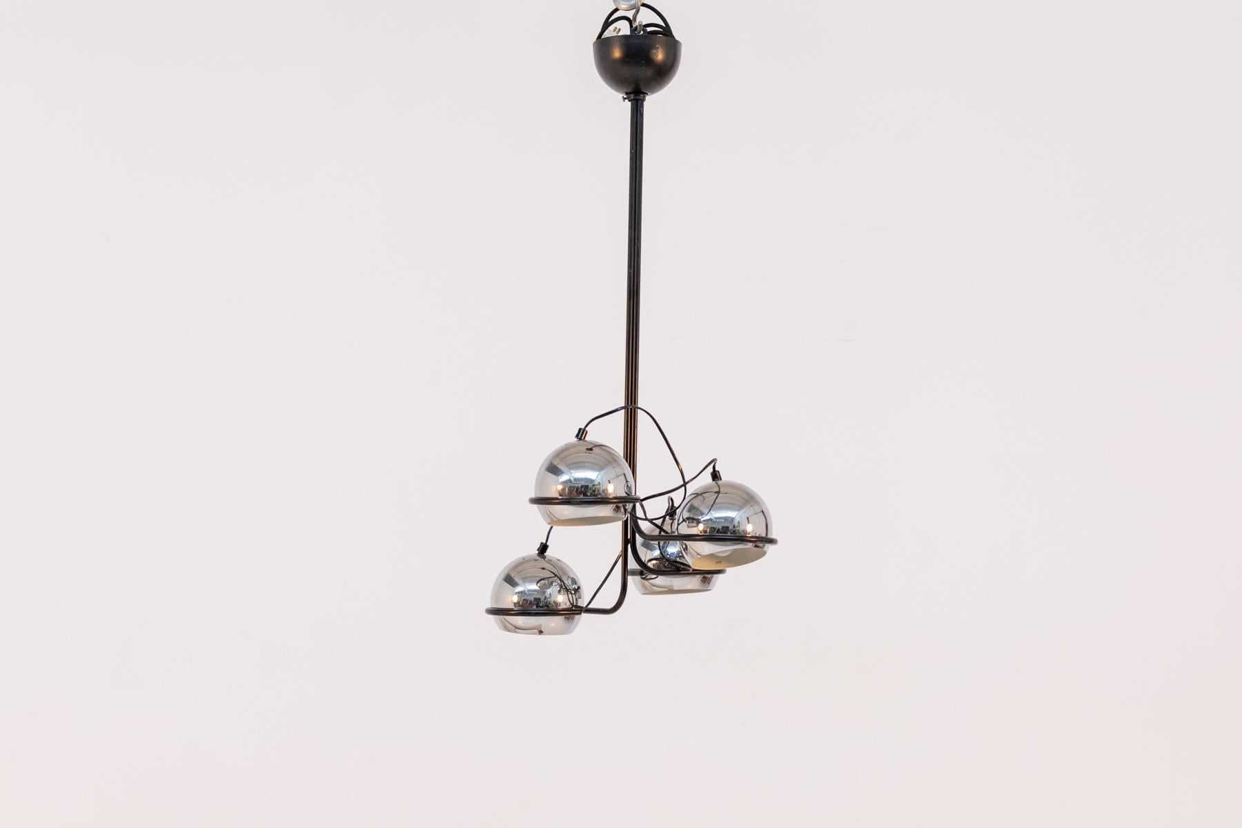 Merveilleuse lampe en aluminium chromé des années 60, de fabrication italienne de qualité.
La lampe est formée par une tige centrale en aluminium chromé, de couleur noire. Les lampes en sont au contraire 4 et sont placées sous un chapeau