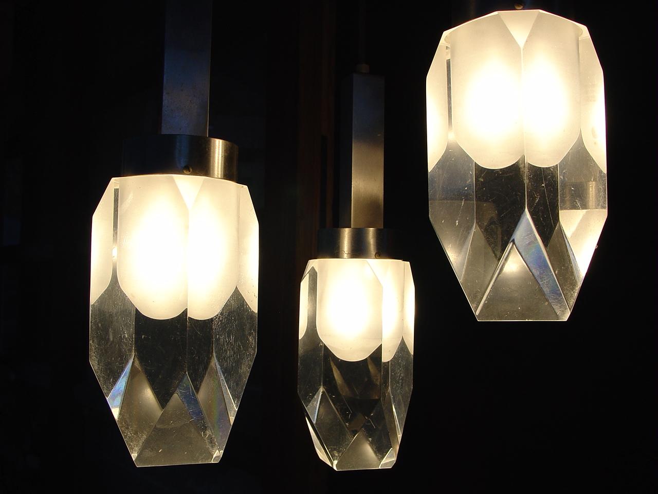 Gaetano Missaglia Design Italien von Produktion anni '70 Deckenleuchte drei Punkt Licht in Plexiglas transparent ad satiniert.

 Die Deckenlampe in perfektem Vintage-Zustand.

 Messen Sie Höhe 120 cm 50 Zoll ungefähr.