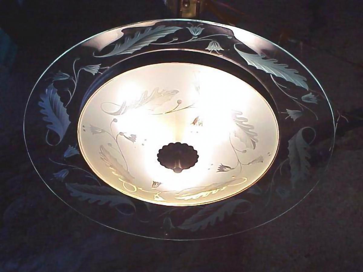 attribué à Fontana Arte Italy Pietro Chiesa verre gravé design vintage pre space age

 structure de plafond en laiton et double verre gravé mesure ; diamètre 24 pouces, hauteur 20