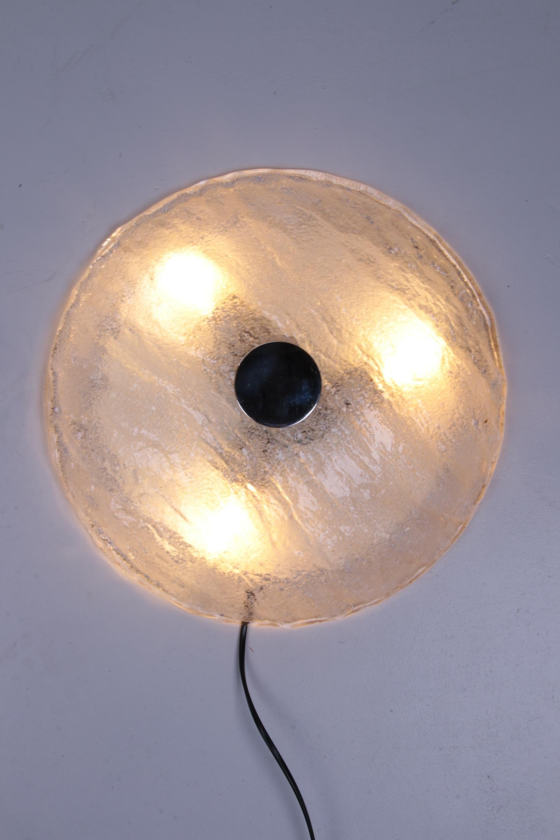 Schöne Deckenlampe aus Murano-Glas.

Die Leuchte ist aus Metall und hat einen großen Lampenschirm aus dickwandigem, so genanntem 
