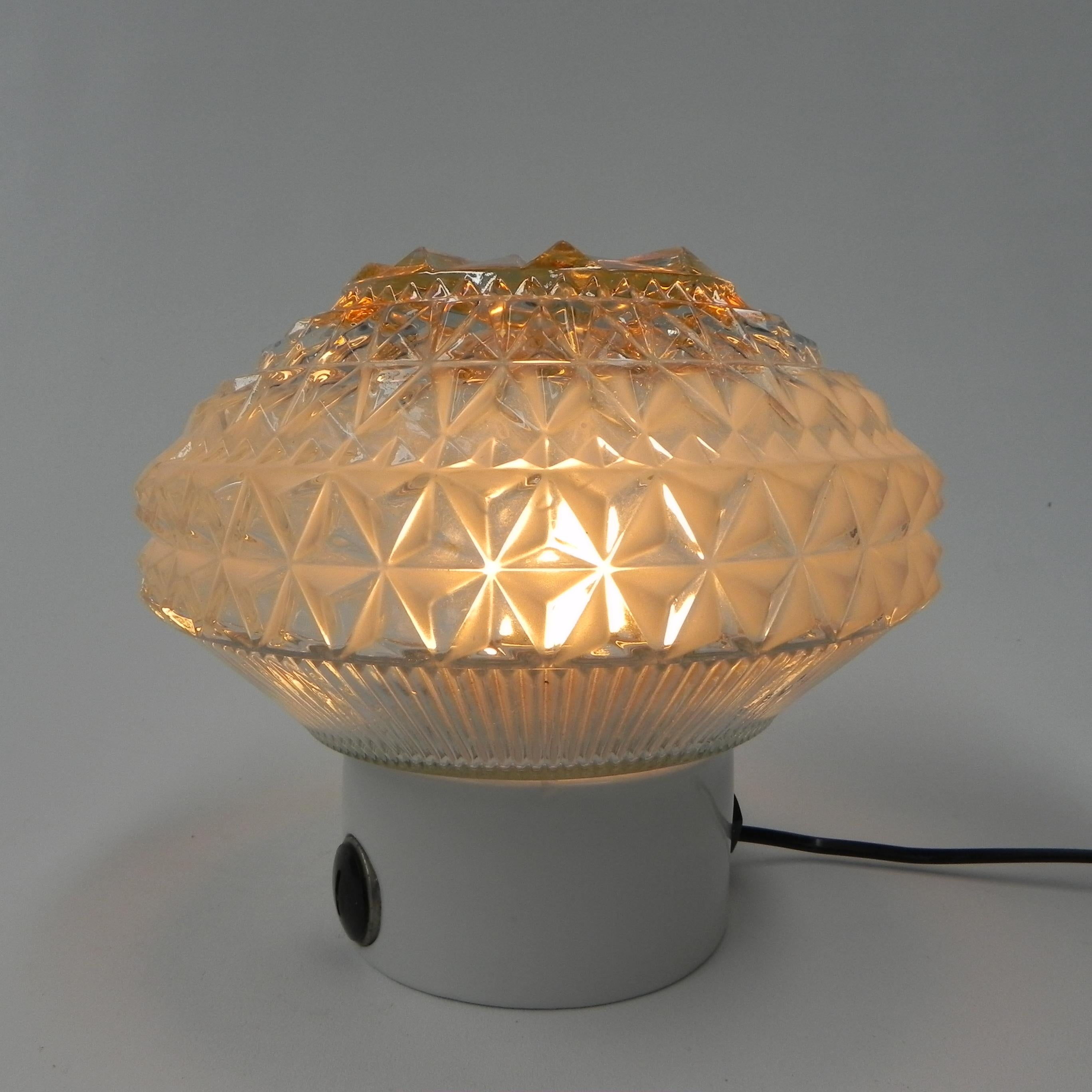 Hauteur : 21 cm.
diamètre : 20 cm.
La lampe est équipée d'une grande douille (E27).
Origine : Allemagne, années 1960.
Matériau : verre / porcelaine.
Toutes nos lampes sont adaptées aux lampes LED.