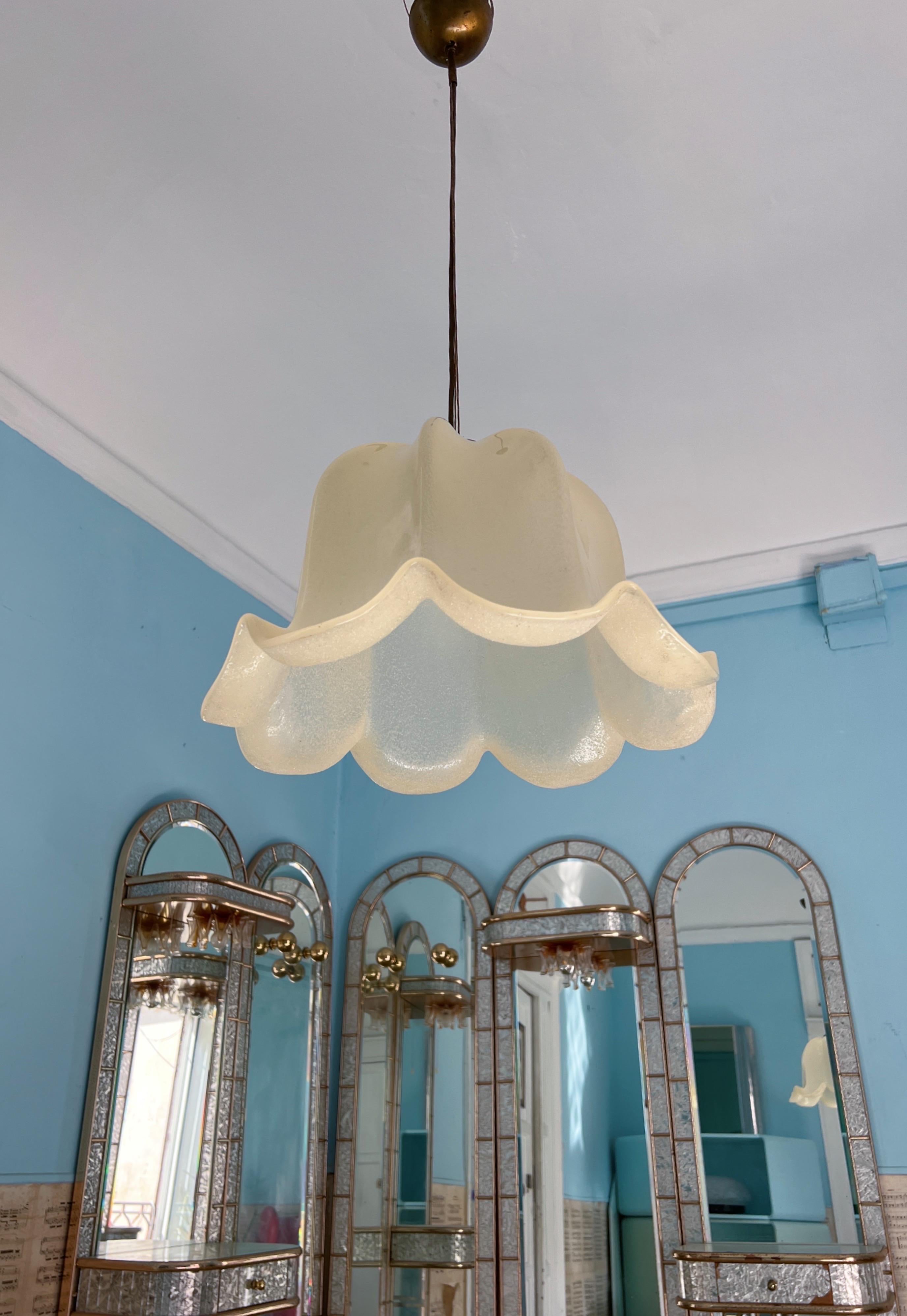 This beautiful tulipan shaped ceiling lamp is realised by the prestigious Murano glass company 