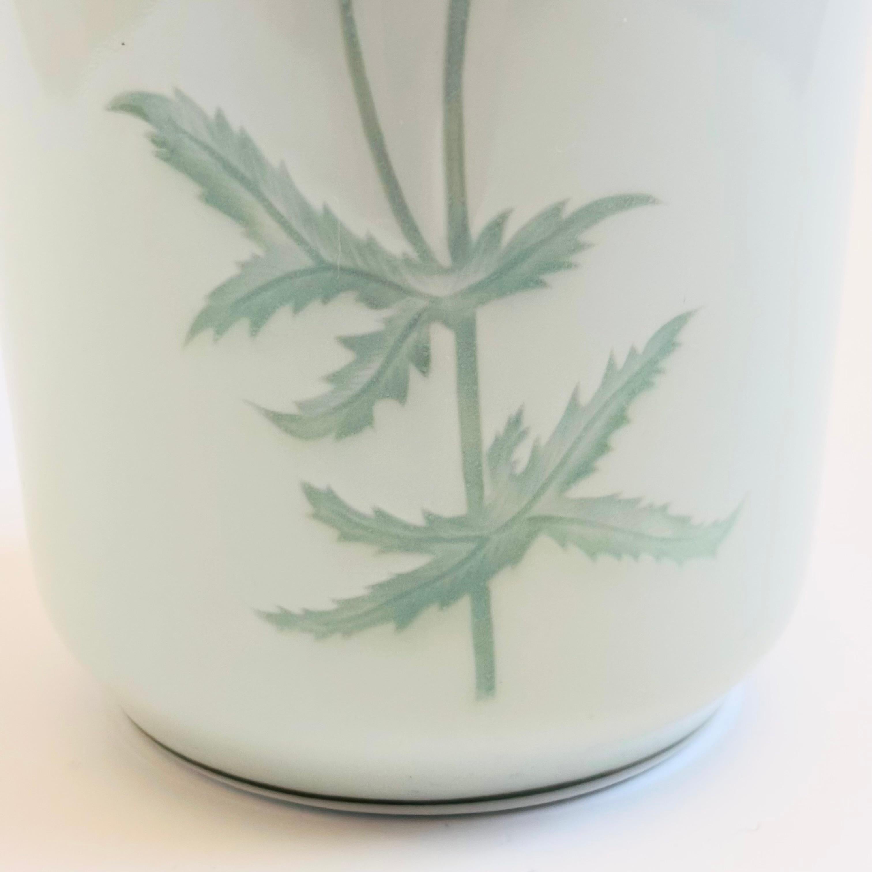 Vaso di papaveri Celadon d'epoca In condizioni buone in vendita a Fairfield, CA