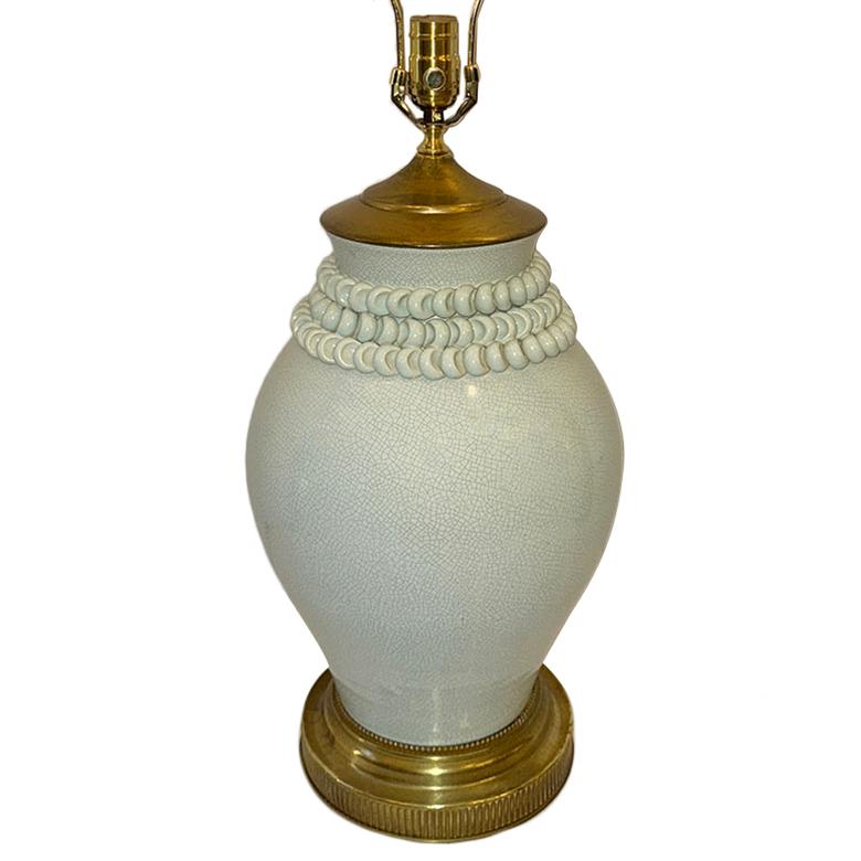 Eine chinesische Porzellan-Tischlampe aus den 1940er Jahren mit Bronzefuß.

Abmessungen:
Höhe des Gehäuses: 19