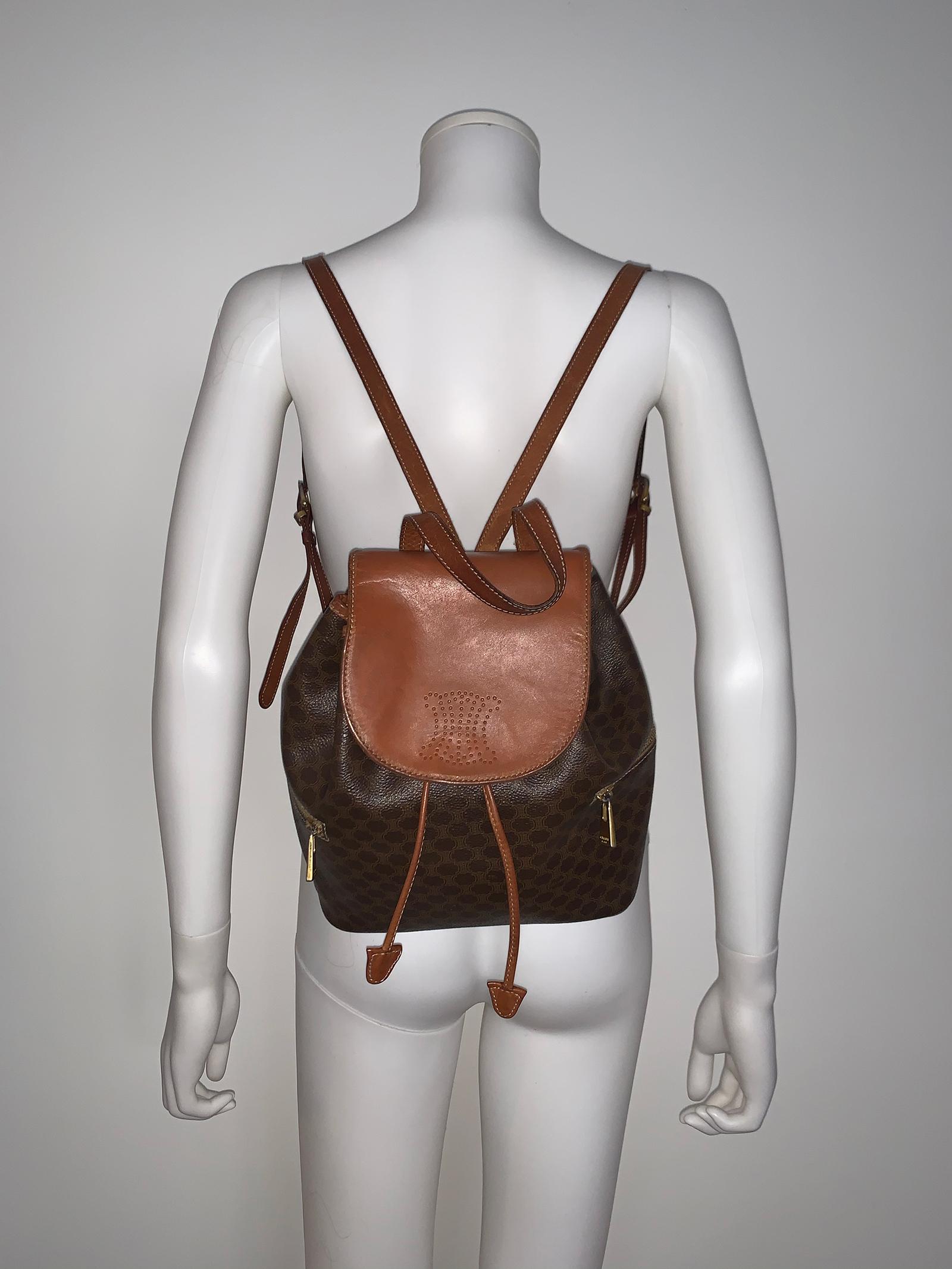 Vintage Celine Backpack bag 
- Two exterior pocket 
- Shoulder adjusted 
- Very good condition 
- color brown 
- Leather and PVC

