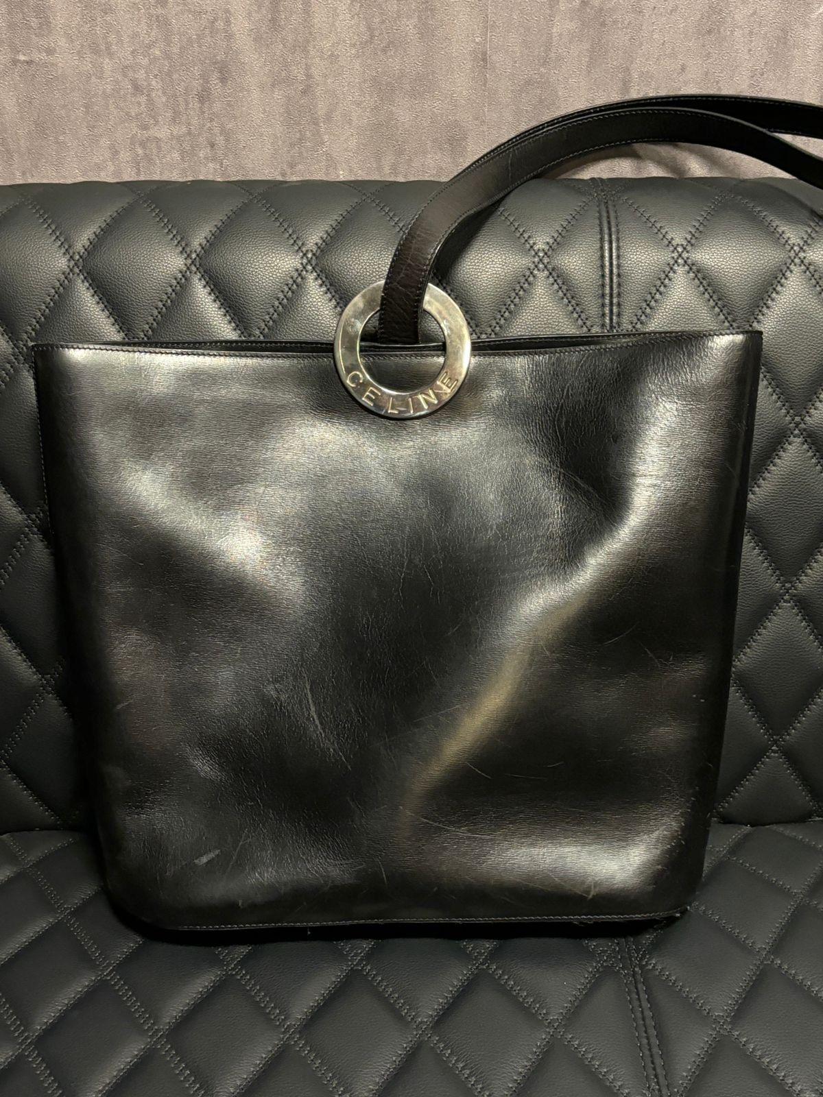 Vintage Celine Leather Circle Metal Logo Bucket Bag Bon état à Jakarta, Daerah Khusus Ibukota Jakarta