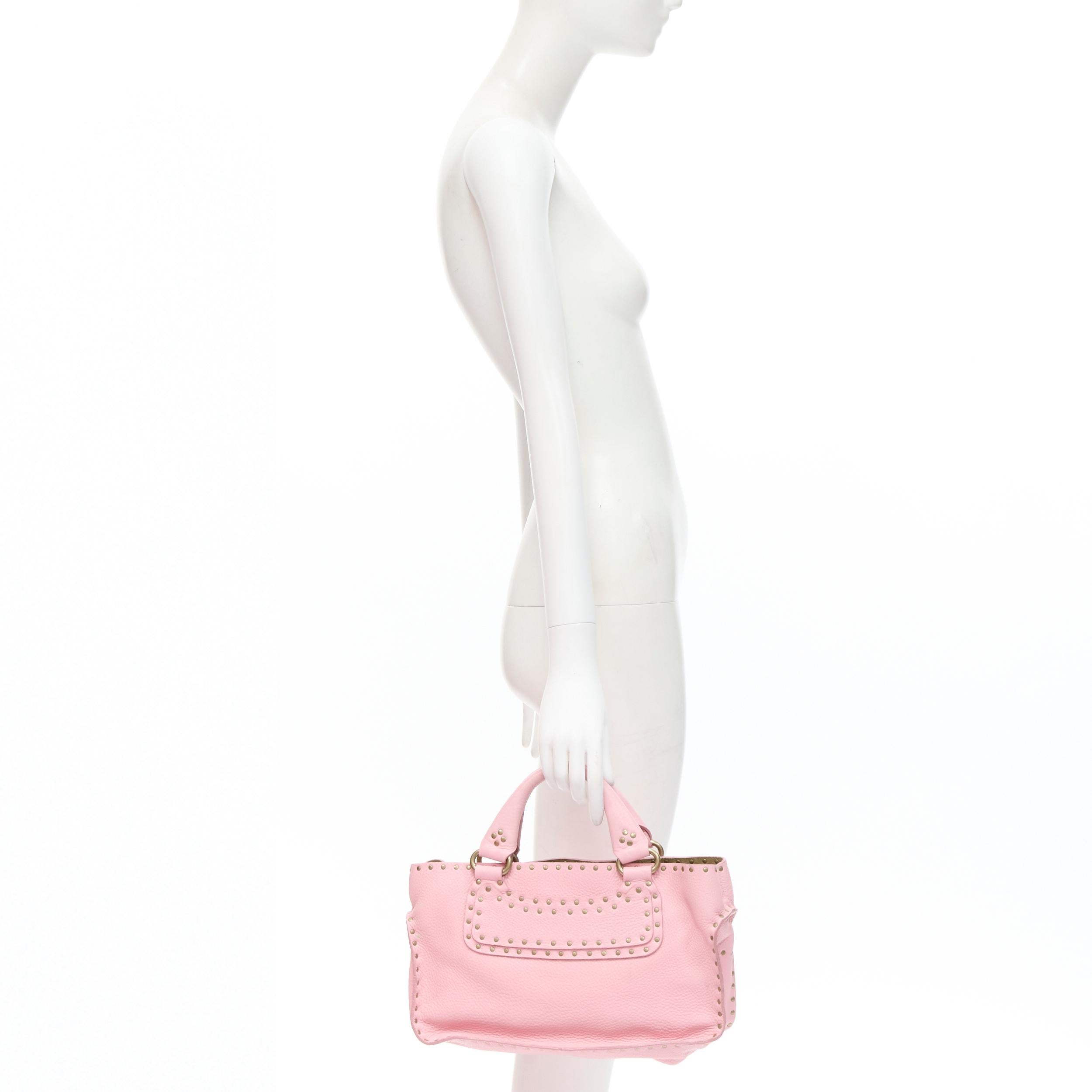 Céline Boogie sac vintage rose pastel grainé en cuir avec poignée supérieure cloutée d'or 
Référence : CELG/A00014 
Marque : Celine 
Designer : Michael Kors 
Modèle : Sac Boogie rose clouté 
MATERIAL : Cuir 
Couleur : rose 
Motif : Solide 
Détail