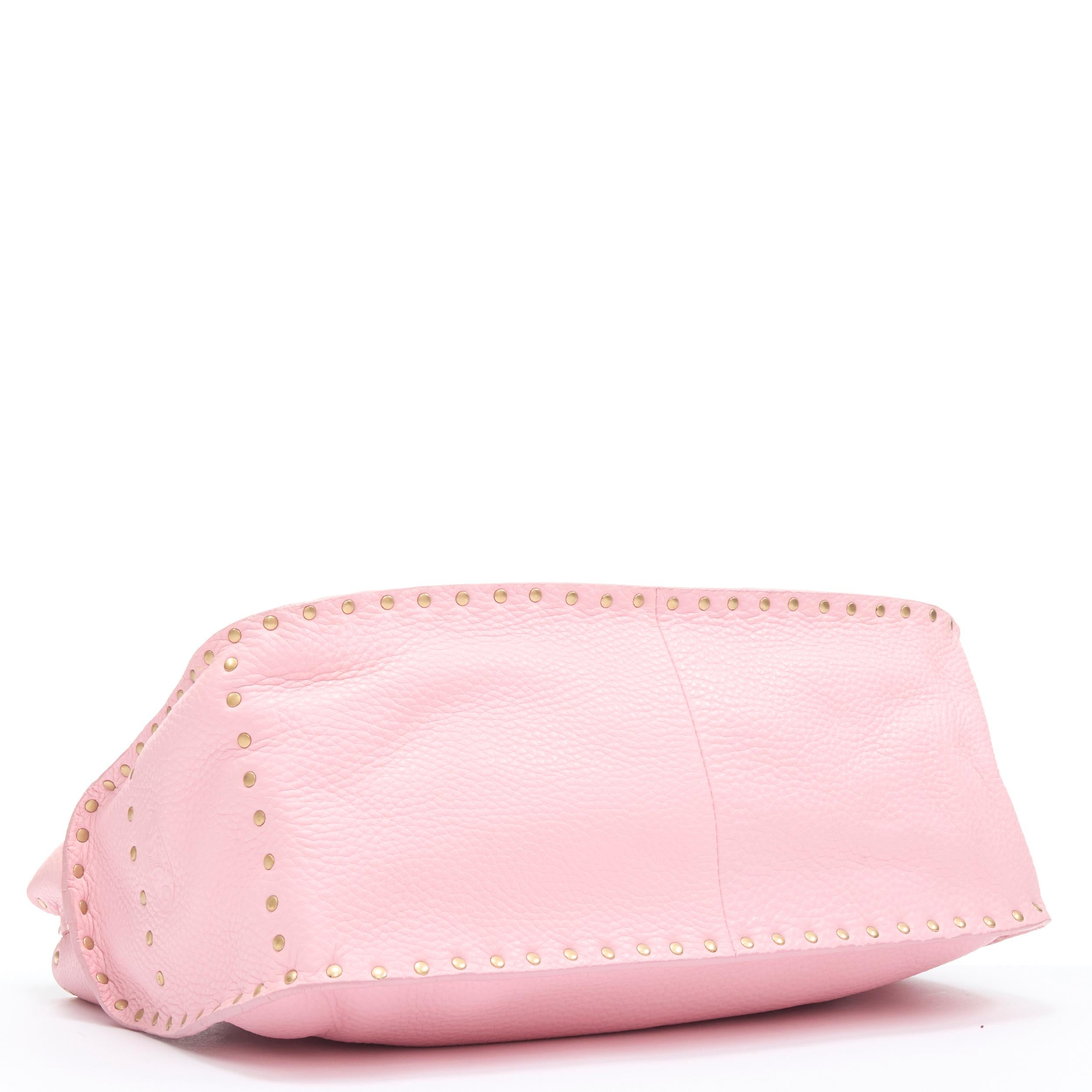 Céline Boogie sac vintage rose pastel grainé en cuir avec poignée supérieure cloutée d'or Excellent état à Hong Kong, NT