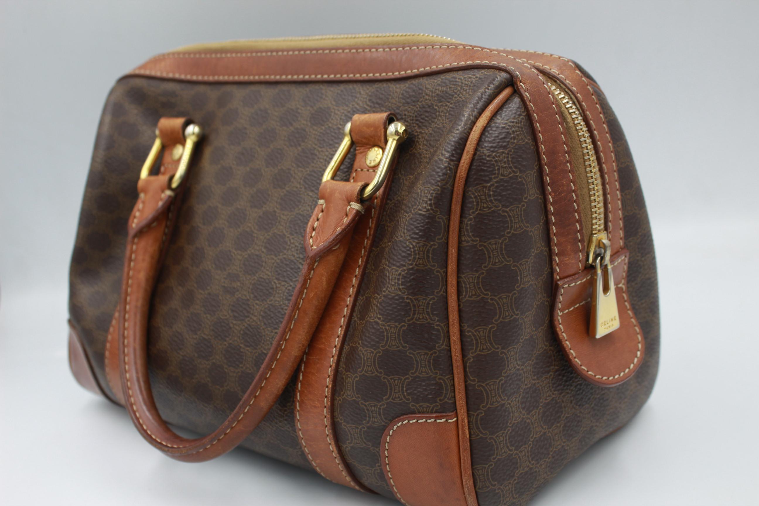 Vintage Celine boston bag in Macadam canvas.
Good condition, with some sign of wear at the corners.
26cm x 19cm x 14cm
