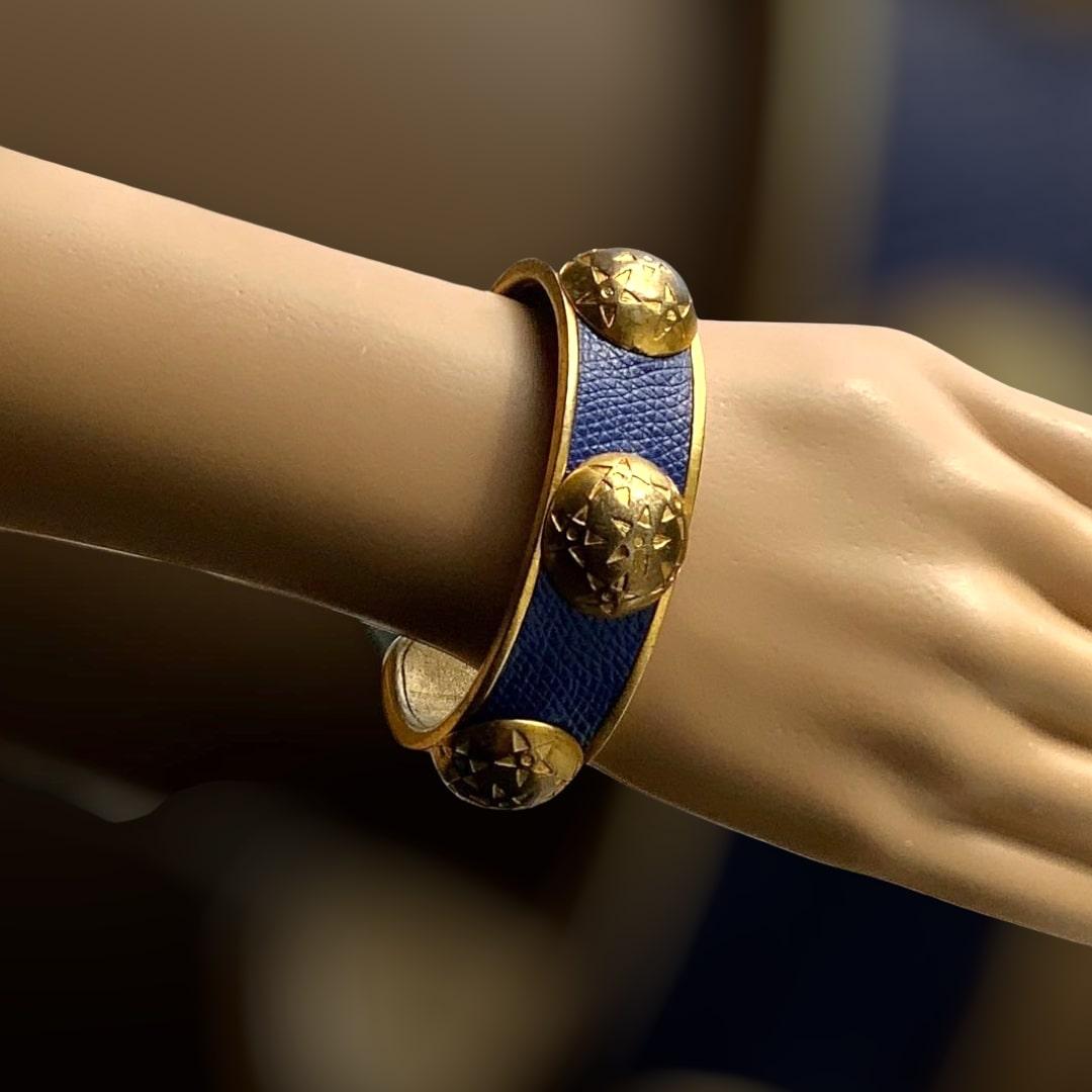Leather and metal strap, fit like a watch strap, on each side of the strap, you will find a Ardillon with a buckle and on the other side, the part where you enter the peak of the buckle in order to close the strap exactly like on a watch. It is