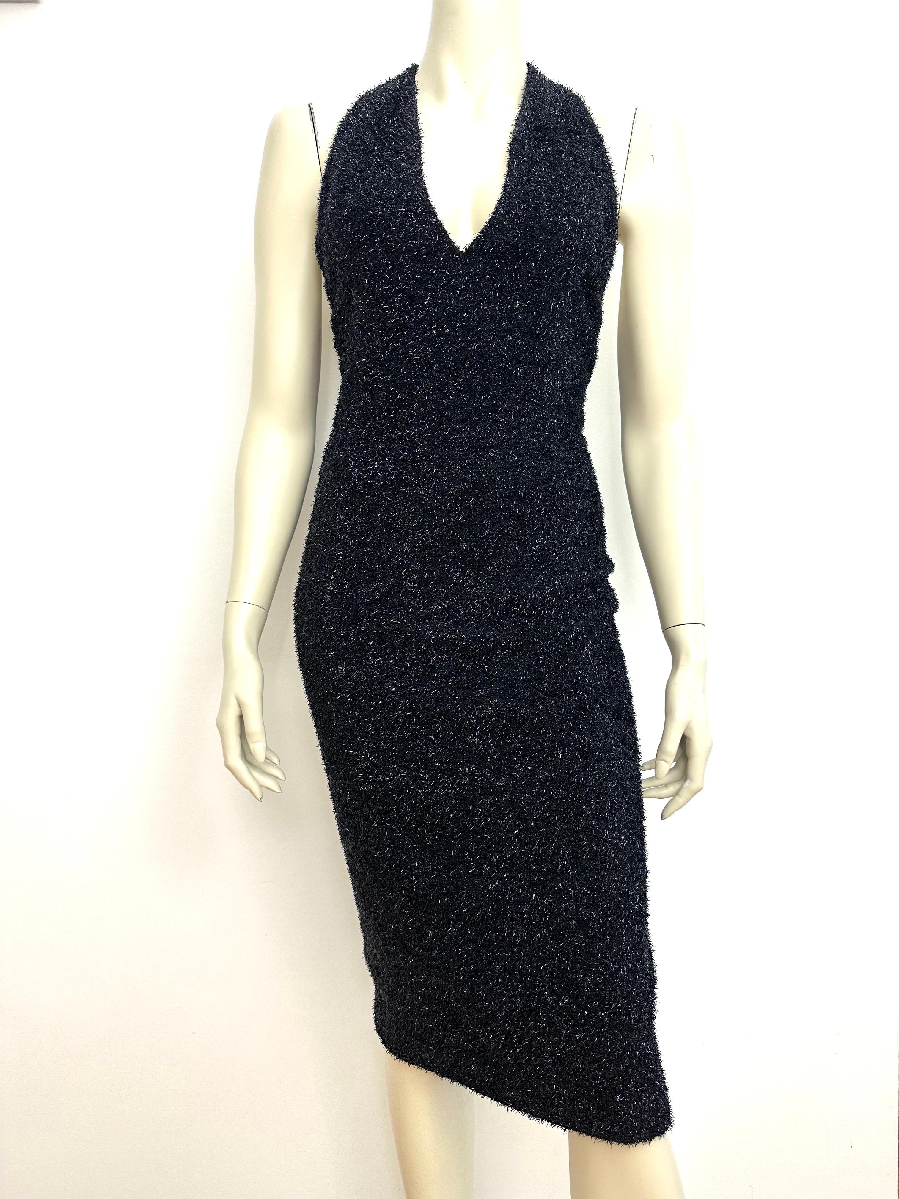 Elegant vintage Céline evening dress, sheath, halter and plunging V-neckline.
Wool and nylon blend, black with dark blue highlights.
Secret back zipper
Two long flat hooks close the dress at the neck.
Fully lined.
Size 38 (which runs small)
please