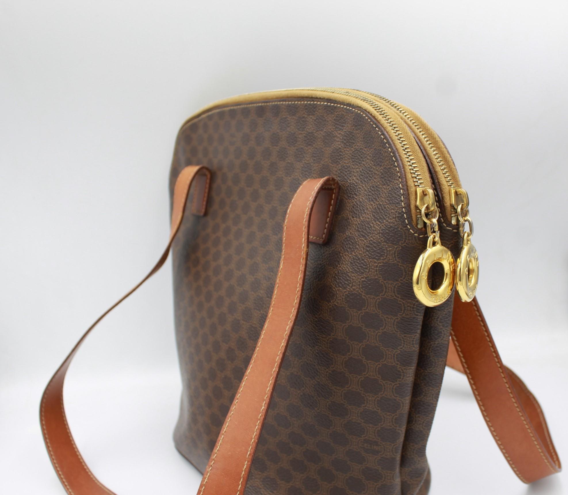 Vintage Celine handbad in Macadam canvas.
Bag with 3 pockets, 2 of them with closures.
Good condition, with some light signs of wear.
33cm x 27cm x 14cm
