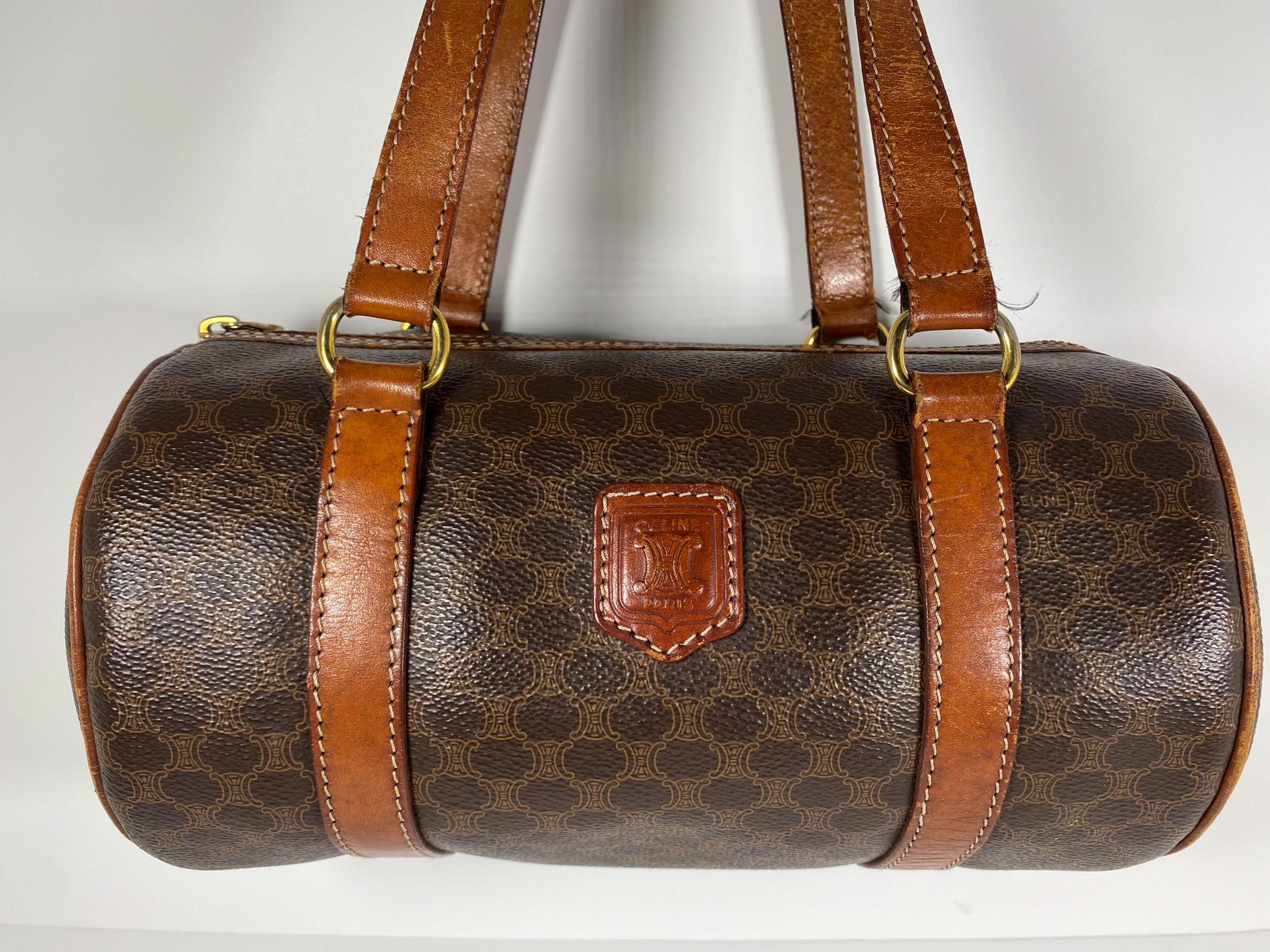 Beschichtetes Canvas:: Leder und leicht goldfarbene Hardware:: bedruckt mit dem zeitlosen Triomphe-Muster. 

Zustand: Okay gebrauchter Zustand. 
Äußeres: Leichte Risse und Trocknung auf Leder:: nicht zu auffällig:: Verlust der Farbe auf Hardware::