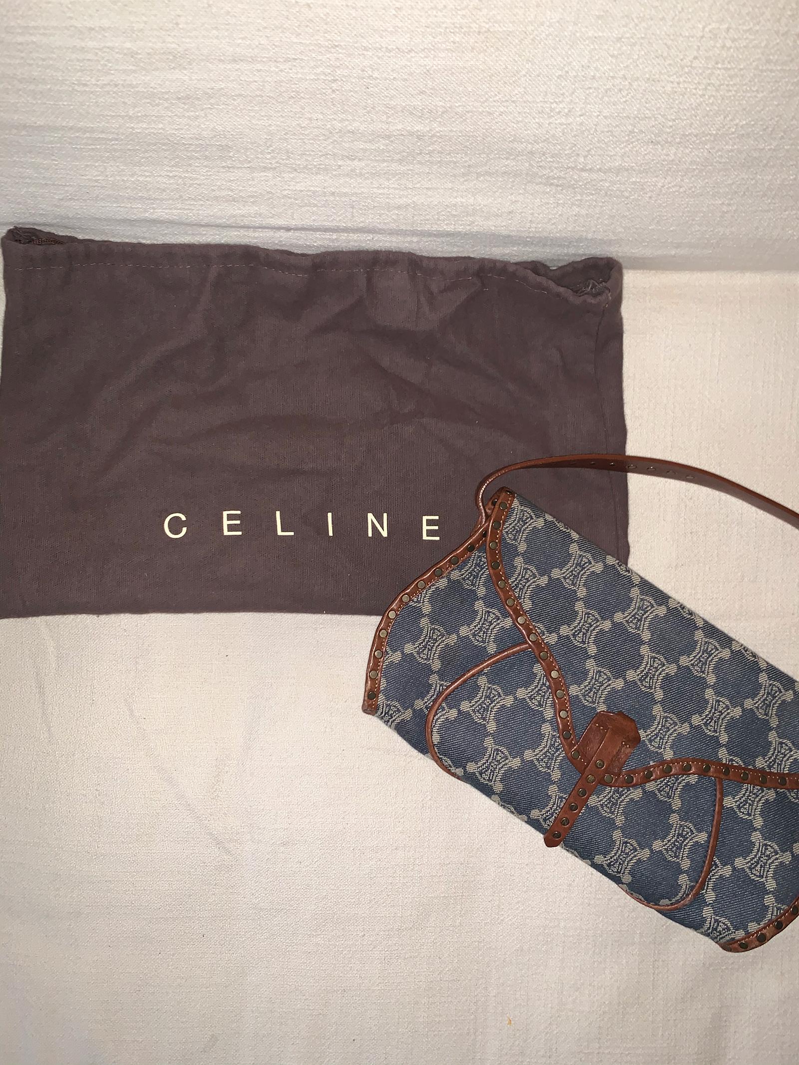 Vintage Celine Macadam aus Denim und Leder
- Umhängetasche 
- Blauer Jeansstoff 
- Braunes Leder mit kleinen Nieten 
- Schlepptasche innen 
- Ausgezeichneter Zustand 
- Lieferung mit Staubbeutel 