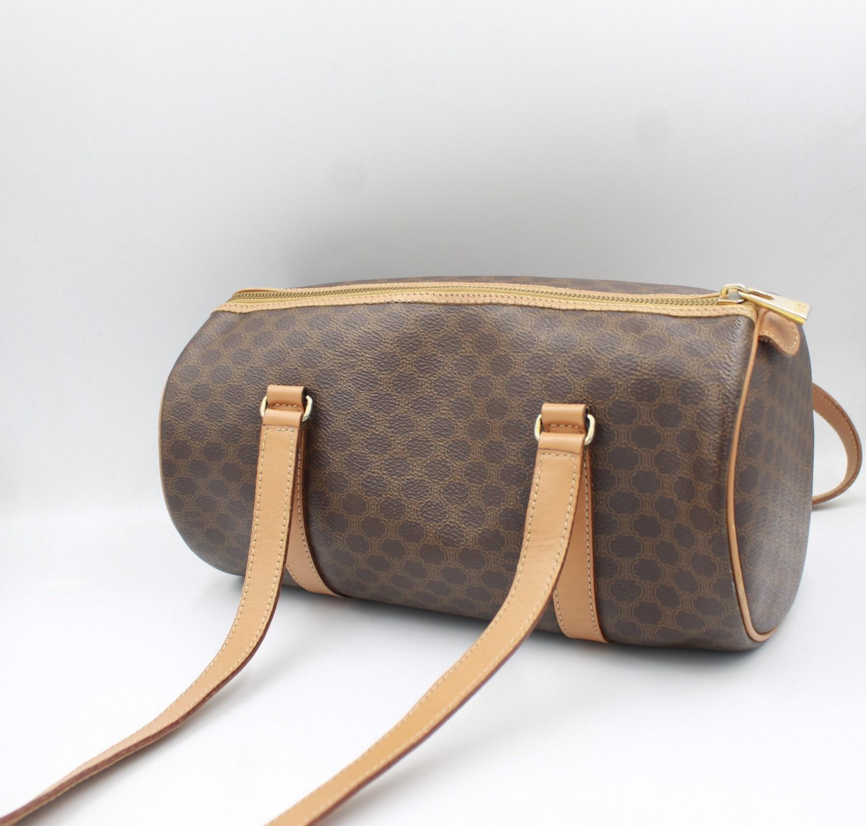 Vintage Celine papillon bag in Macadam canvas.
Good condition, with some light signs of wear ( straps and borders ).
28cm x 15cm x 15cm
