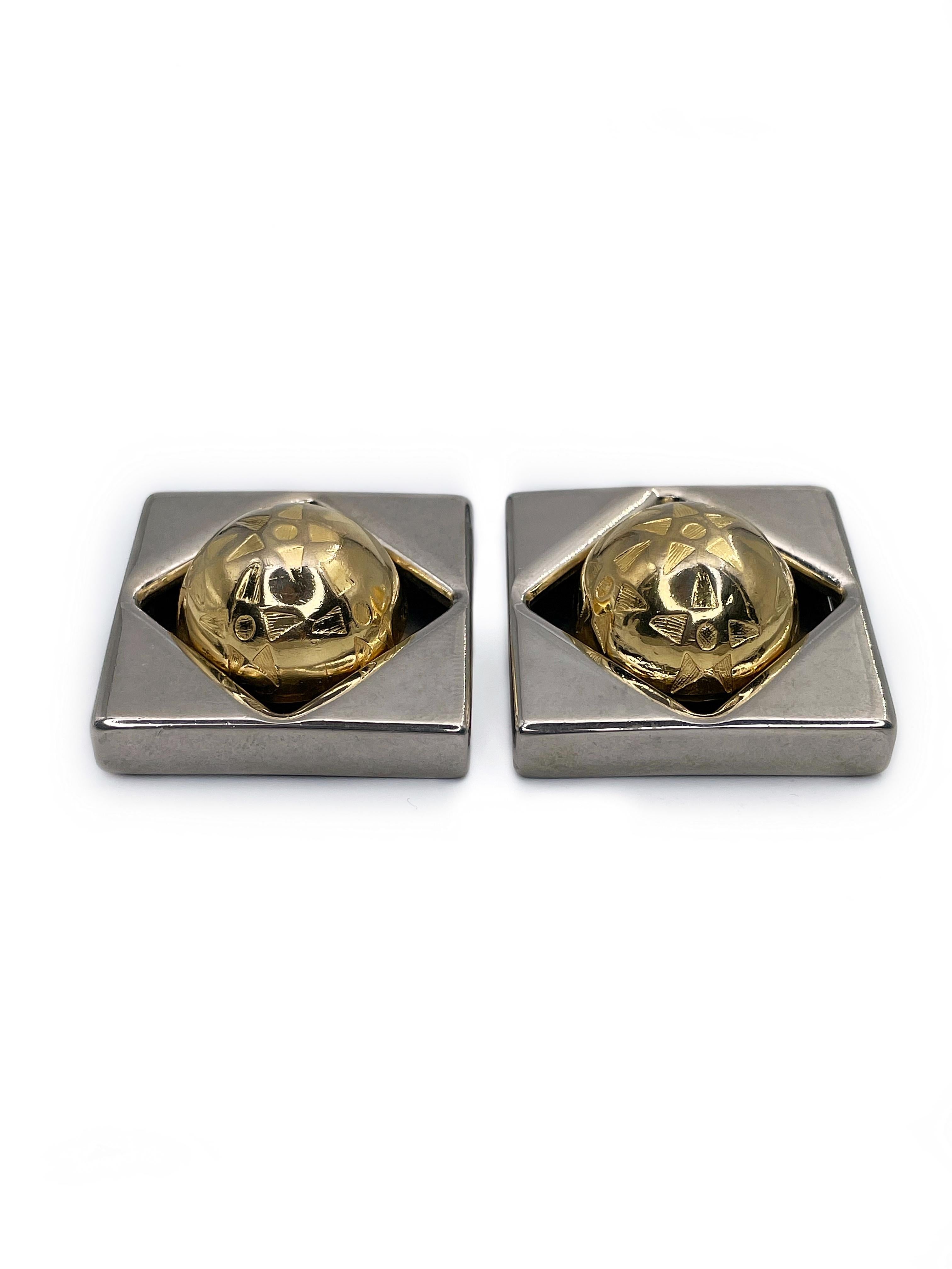 This is an iconic vintage square spheric globe clip on earrings designed by Celine in 1989. This piece is silver and gold plated. 

Markings: “CELINE 89. Made in Italy” (shown in photos).

Size: 3x3cm

———

If you have any questions, please feel