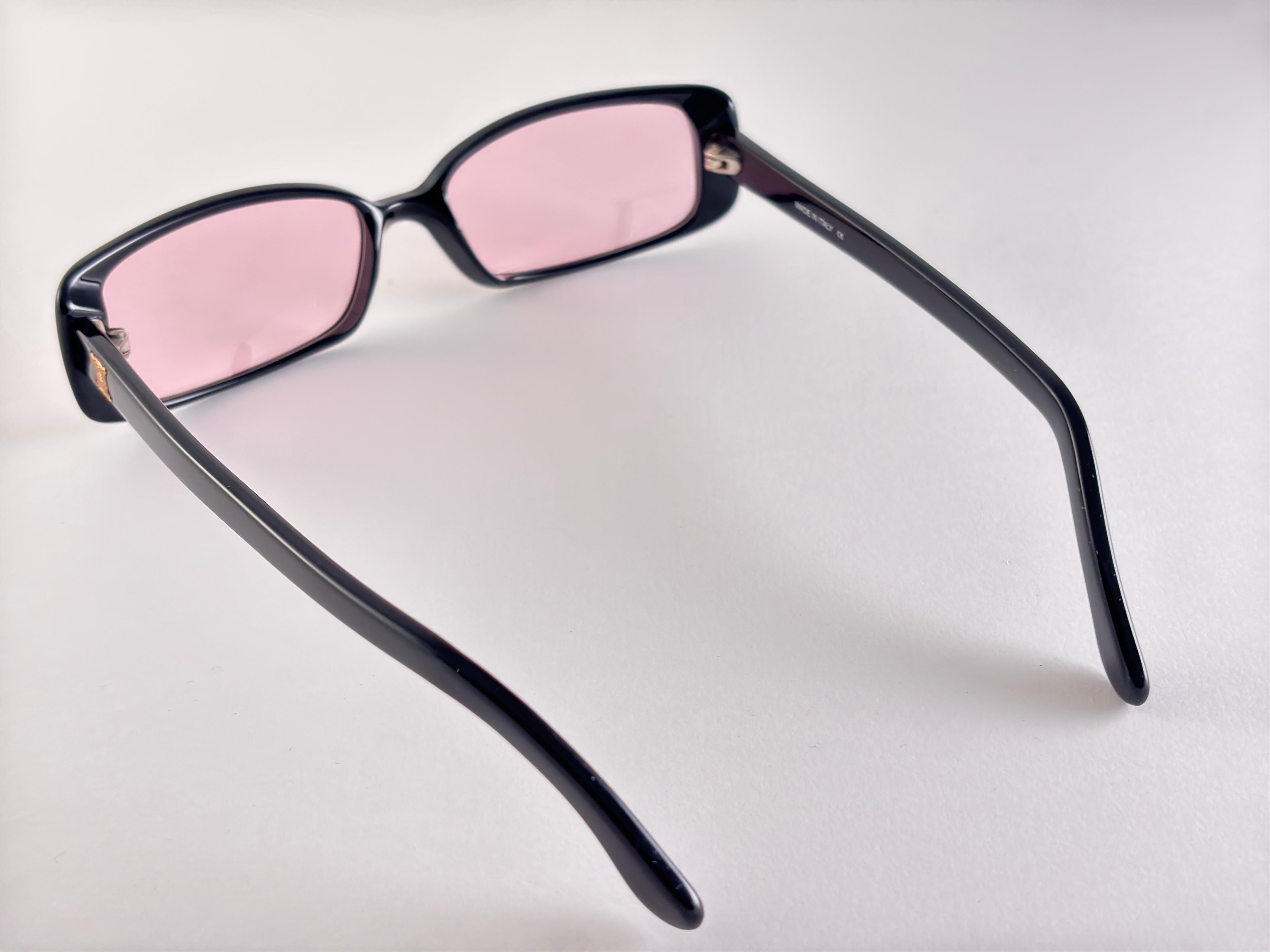 Celine d'epoca con montatura nera e lenti rosa chiaro. Nello stile di quelli indossati da Bella Hadid.





Made In Italy.



Anteriore                                     13.5  Cms 

Altezza della lente                          3.2    Cms
