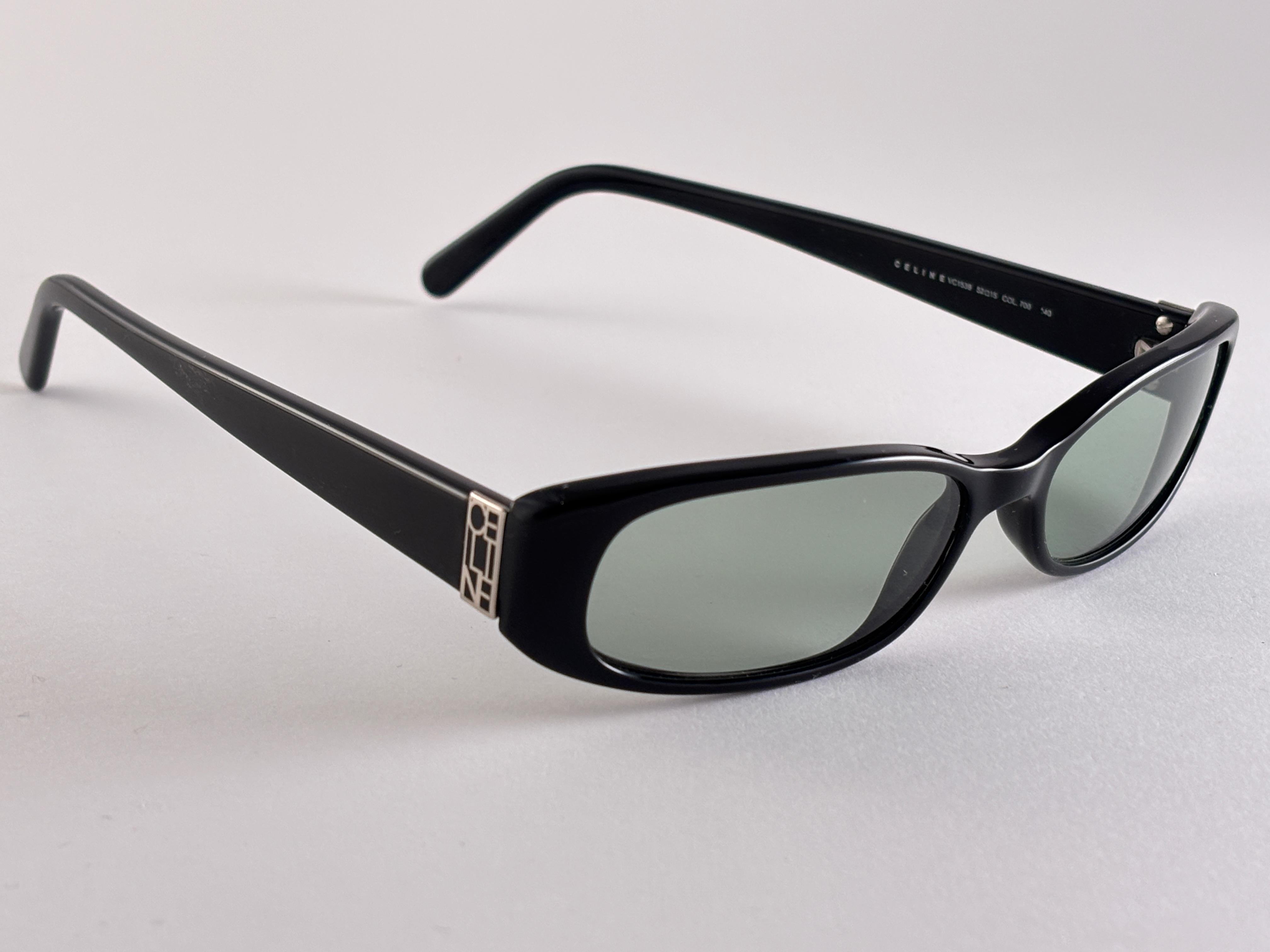 Vintage Celine Elegante Montura Negra Con Lentes Verde Claro. Al Estilo De Las Que Lleva Bella Hadid.





Fabricado en Italia.



Frente                                     13.5  Cms 

Altura de la lente                          3     Cms
 
Anchura