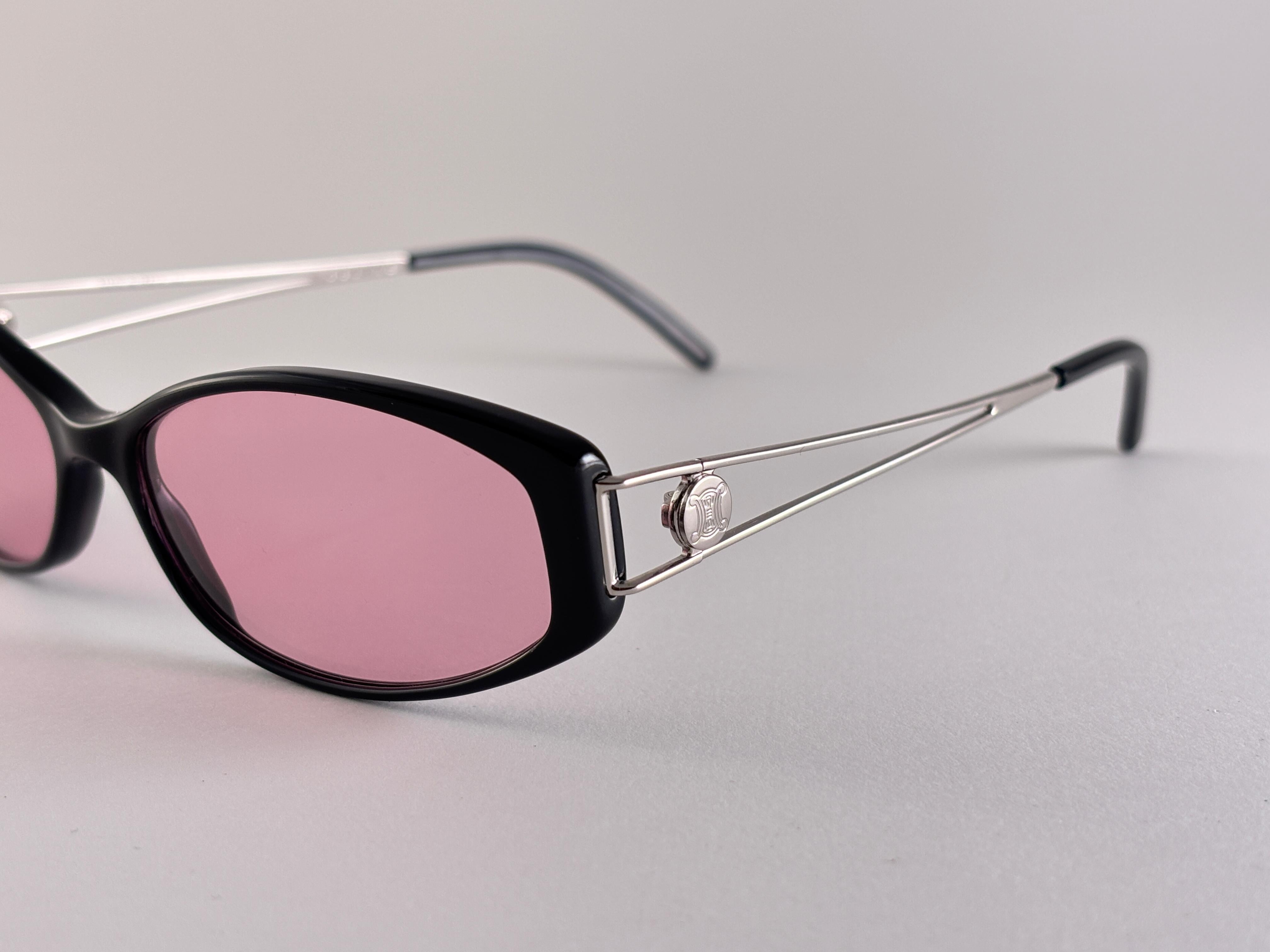 Celine d'epoca con montatura nera e lenti rosa chiaro. Nello stile di quelli indossati da Bella Hadid.





Made In Italy.



Anteriore                                     14     Cms 

Altezza della lente                         3.5     Cms
