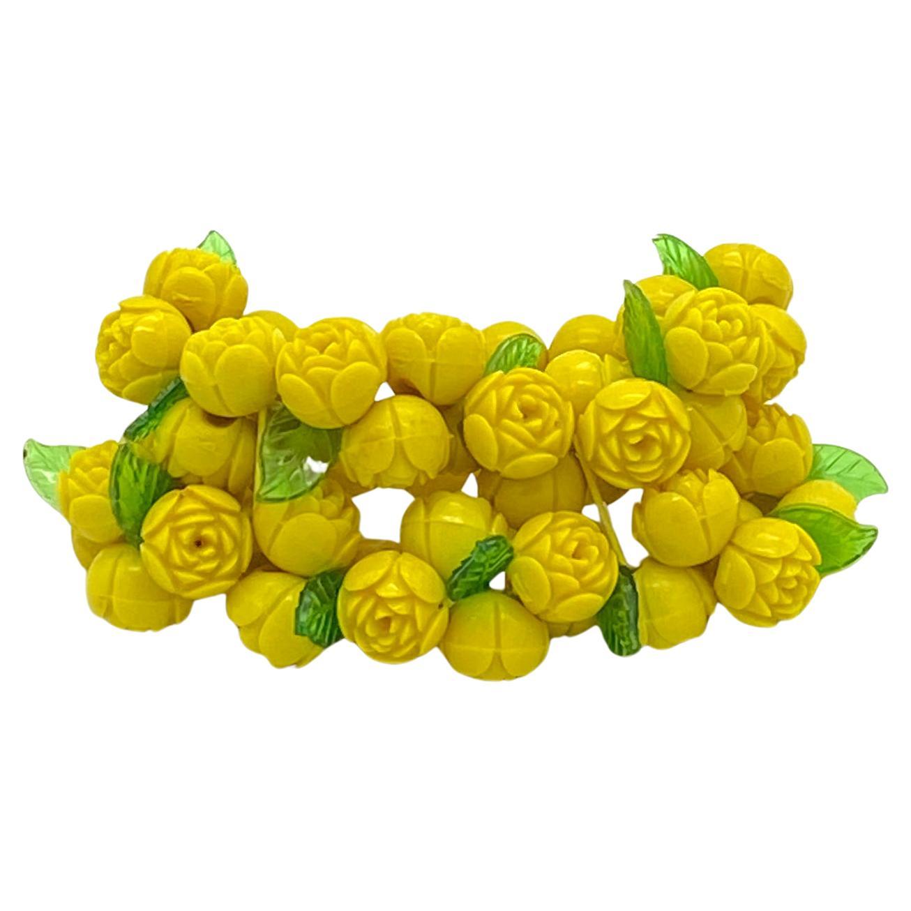 Si tratta di un braccialetto elastico con perline rosa in celluloide vintage. Ha un doppio filo con perline rosa gialle da 12 mm e foglie verdi. Che divertente pezzo estivo di metà secolo per una festa a bordo piscina!

La nostra collezione di