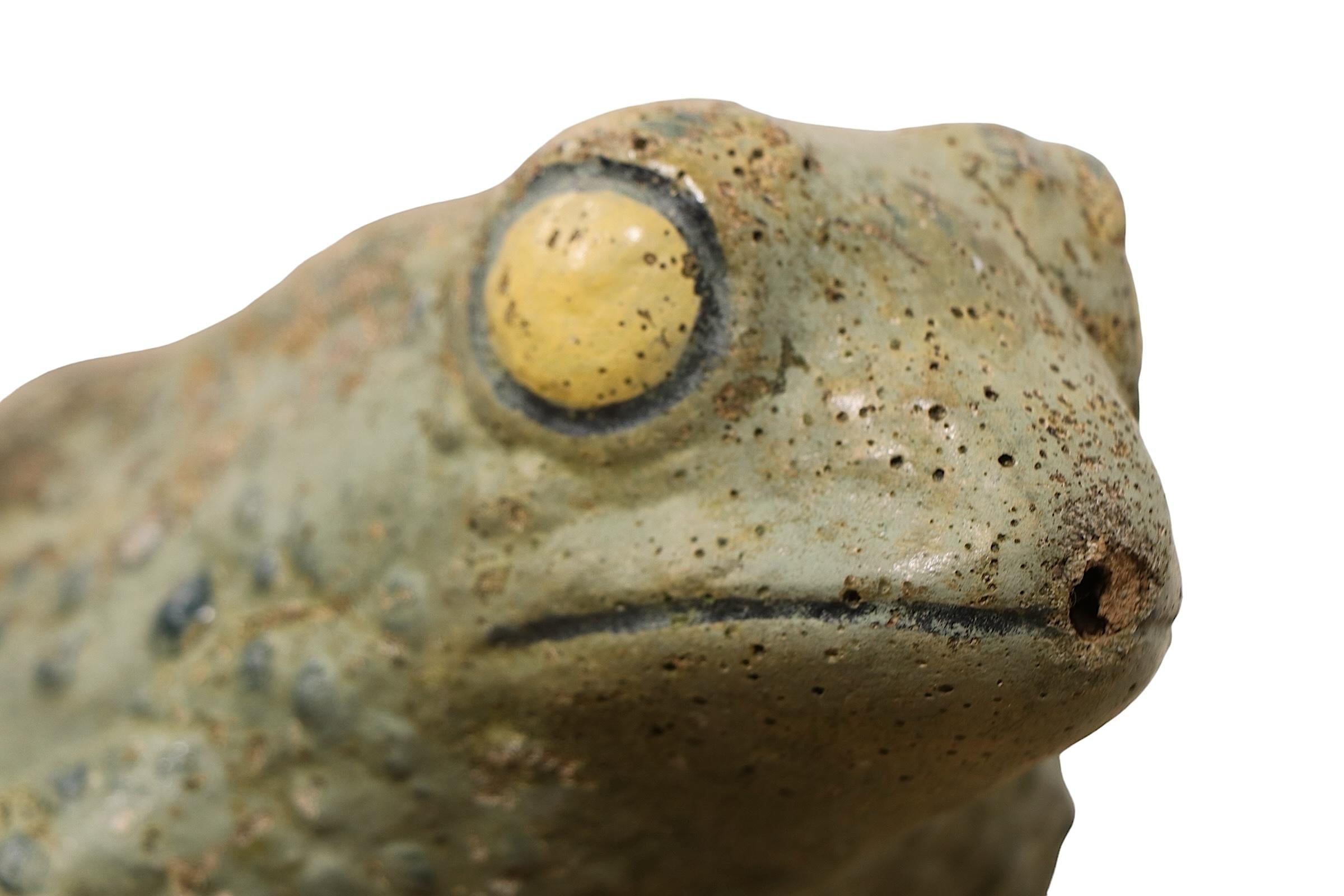 Charmant volkstümlich  Zementfrosch, Brunnenkopf, Gartenornament in originaler, alter Lackierung. Der Frosch hat ein Rohr, das Wasser aus seinem Mund fließen lässt, wenn Sie dieses Stück als Brunnen Funktion machen wollen, oder Sie können es nur als