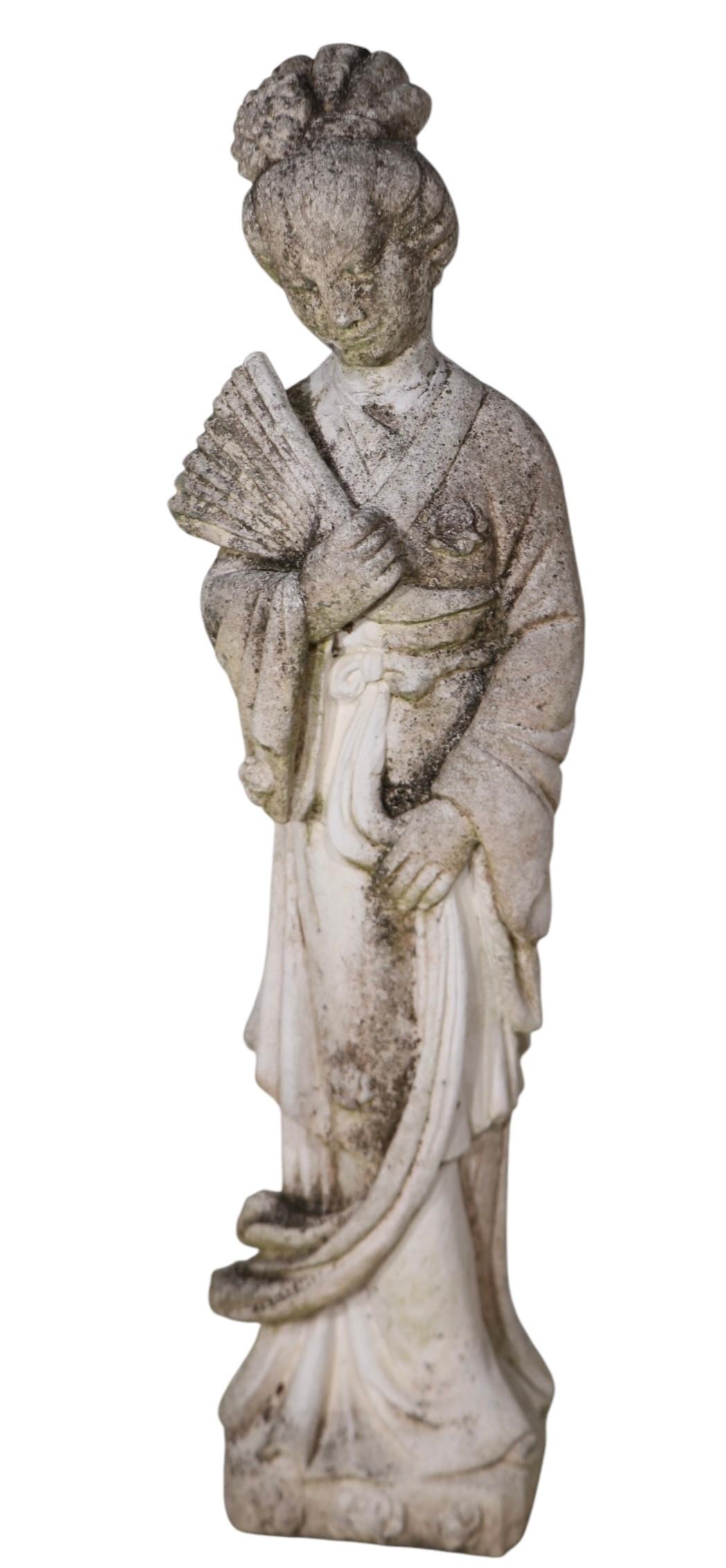 Statues vintage en pierre coulée représentant une Geisha stylisée, parfaites pour accentuer un jardin ou tout autre espace extérieur ornemental. Nous avons deux de ces charmantes statues, toutes deux en bon état, présentant une légère usure et les